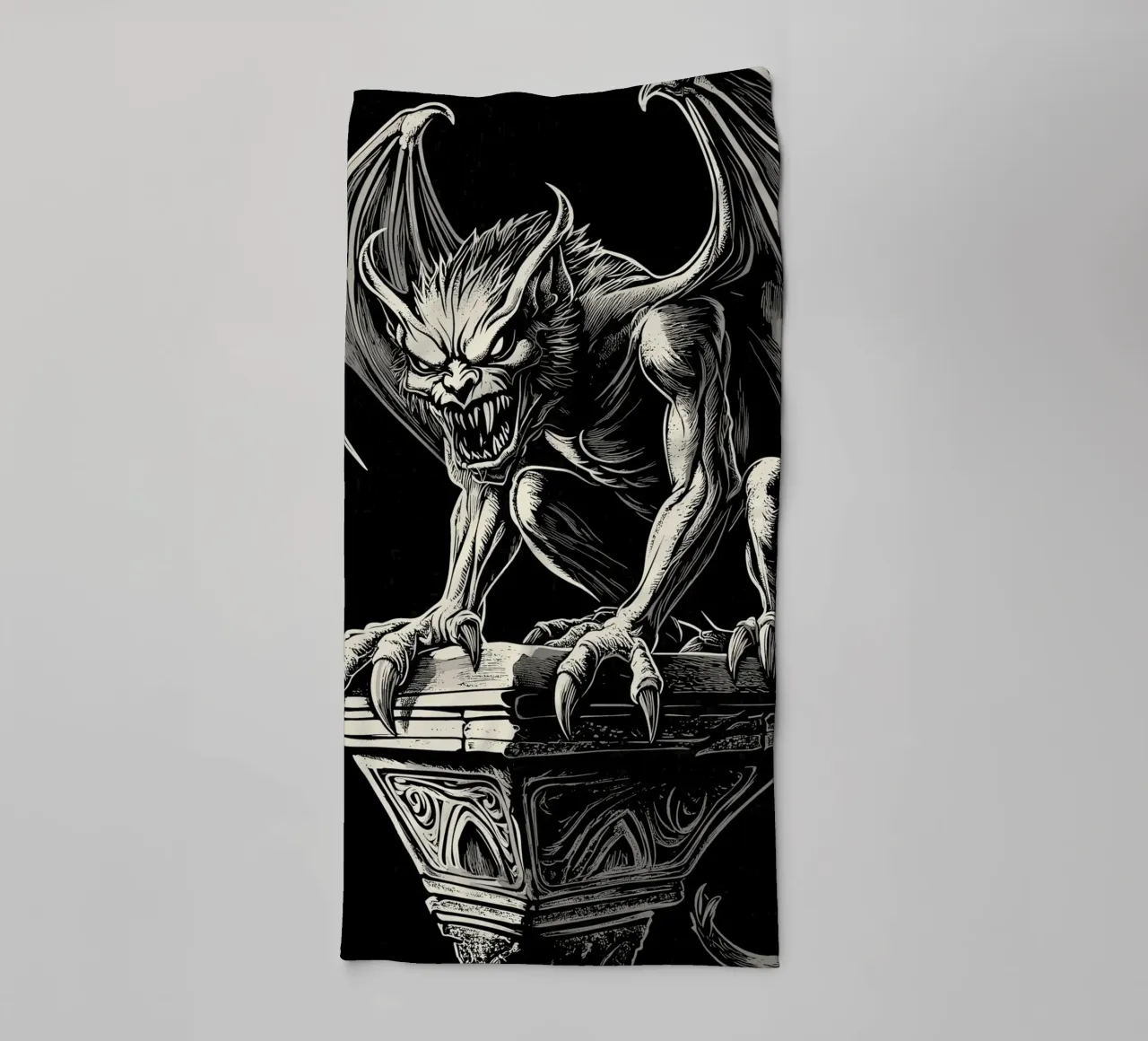 Gargoyle a denti stretti su una colonna asciugamano da bagno da pixelbull - medieval art and more