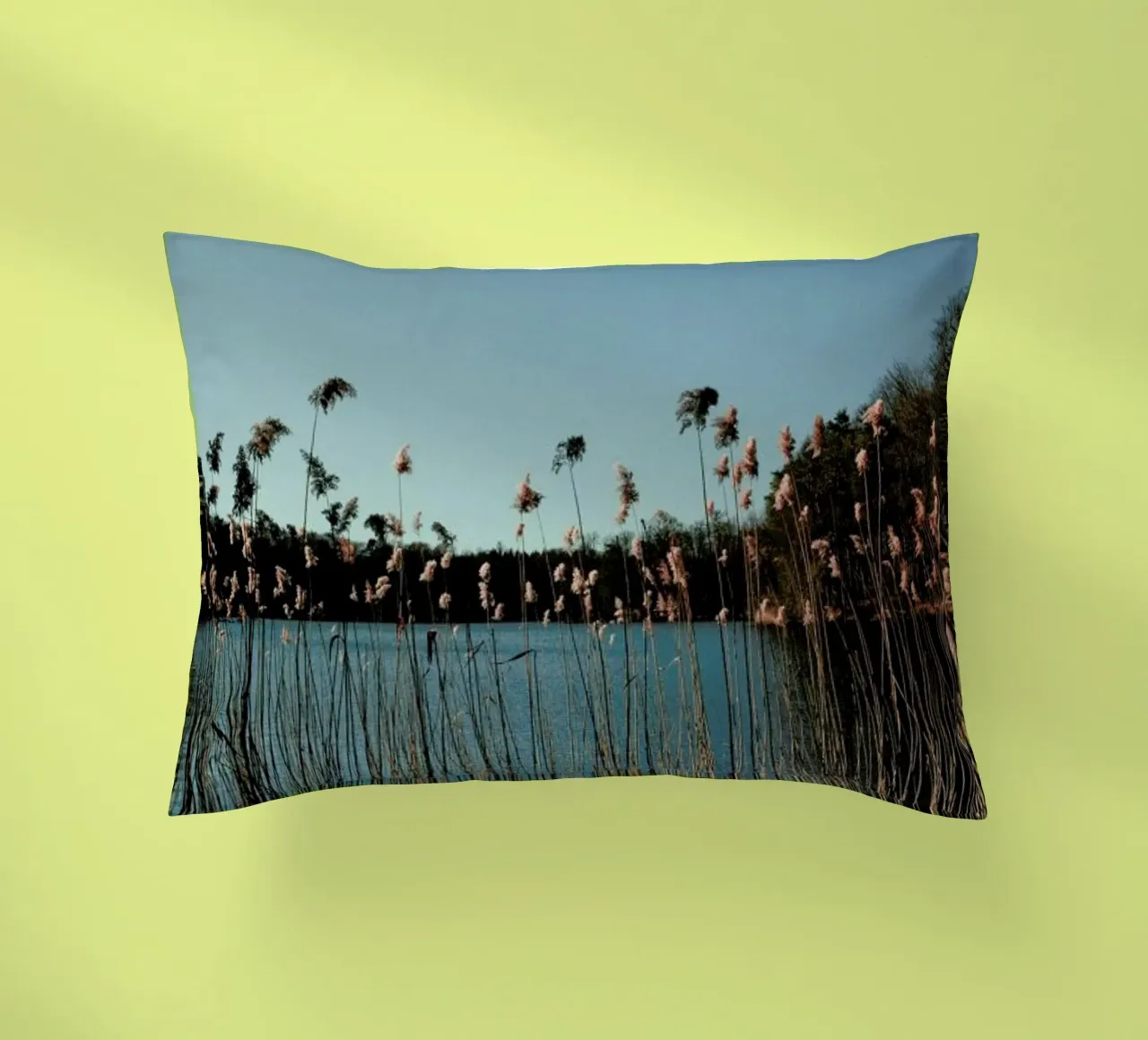 Nature — Grass In A Lake cuscino da Sebastian Hilgetag