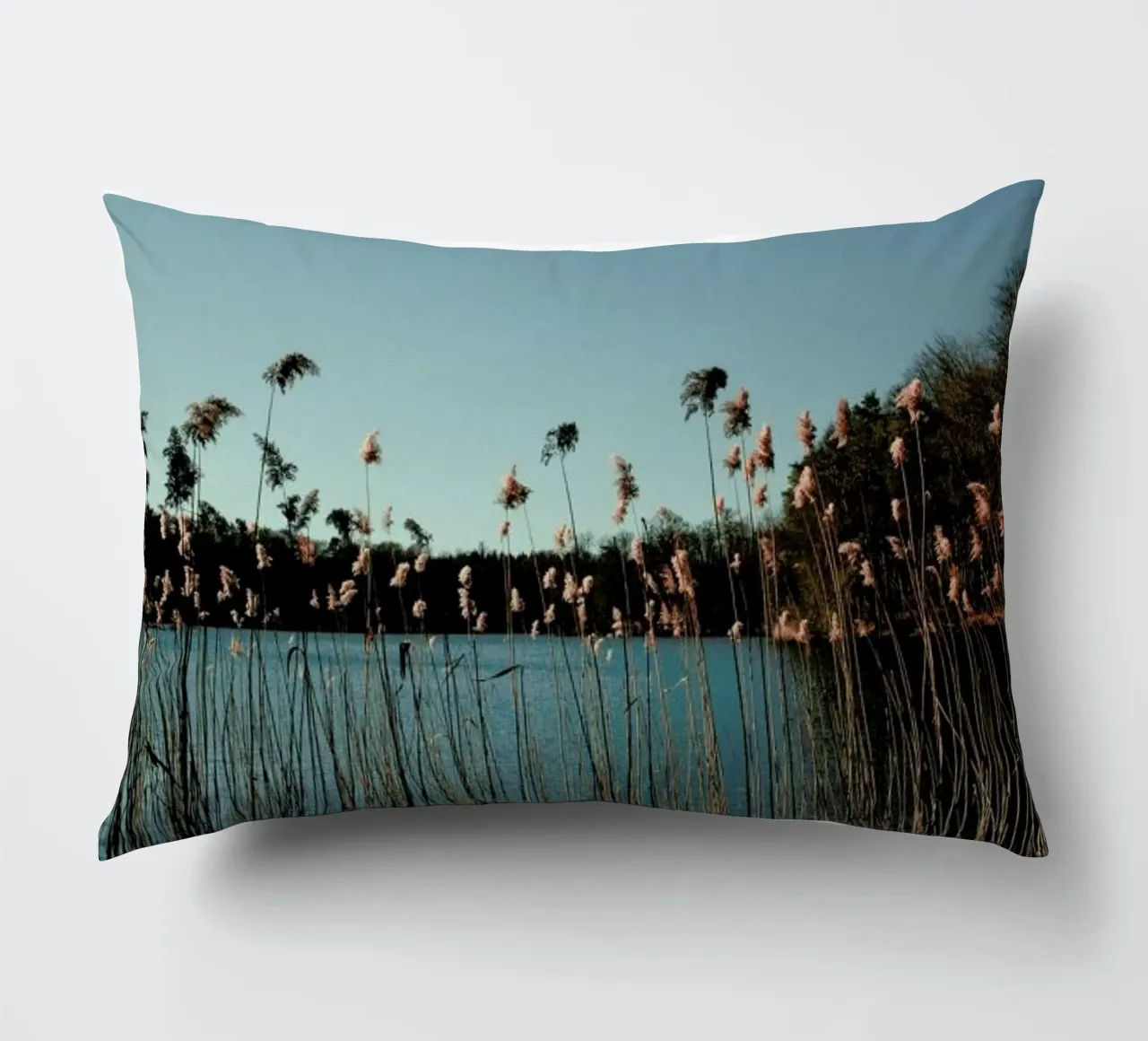Nature — Grass In A Lake cuscino da Sebastian Hilgetag