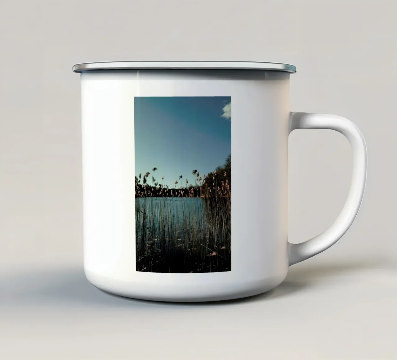 Nature — Grass In A Lake tazza in smalto da Sebastian Hilgetag
