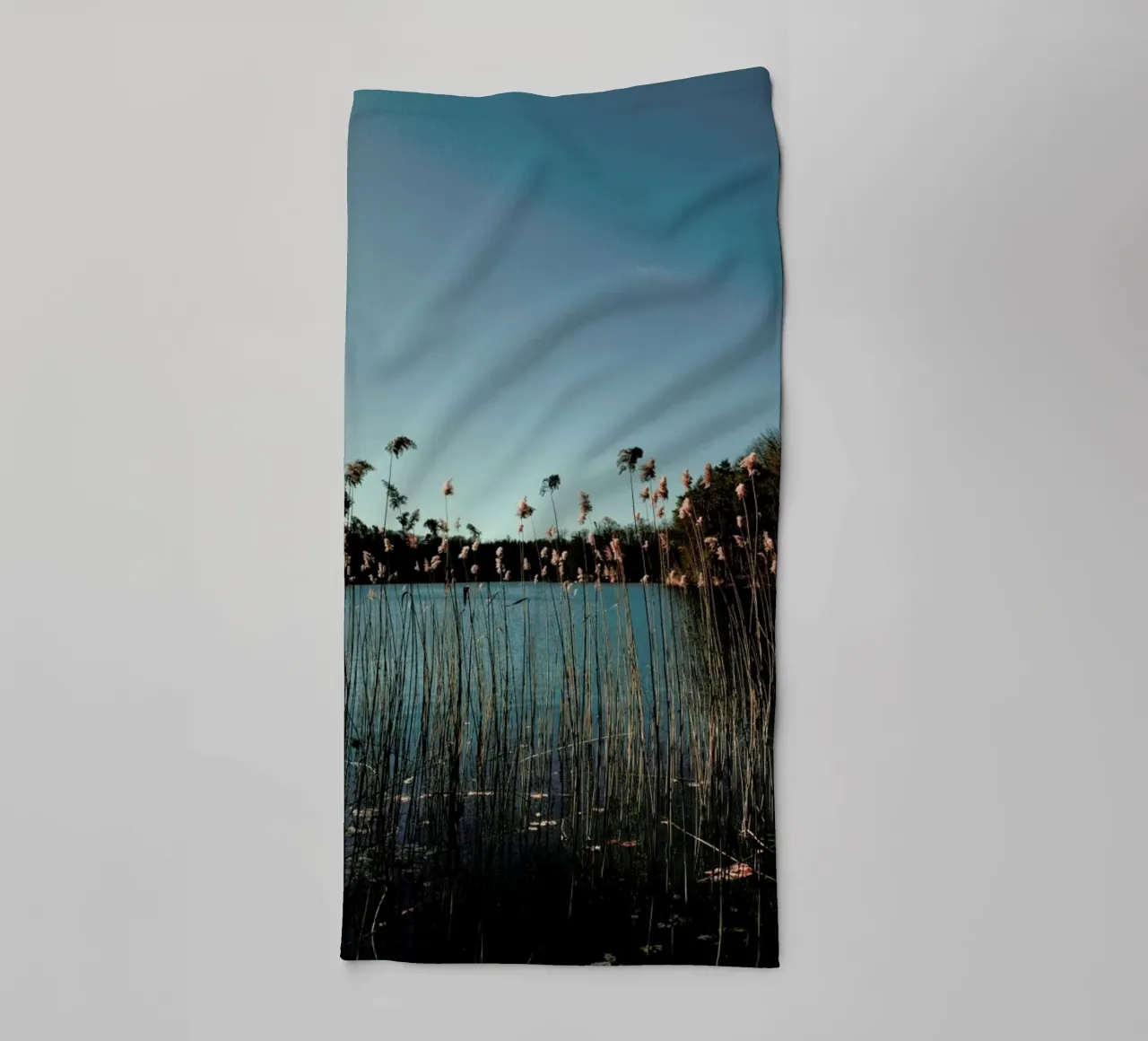 Nature — Grass In A Lake asciugamano da bagno da Sebastian Hilgetag