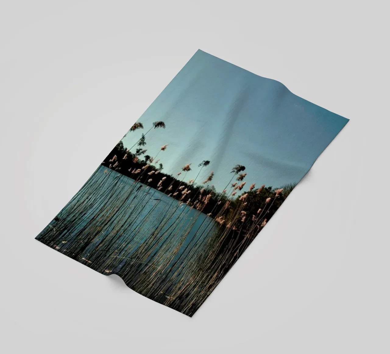 Nature — Grass In A Lake telo mare da Sebastian Hilgetag