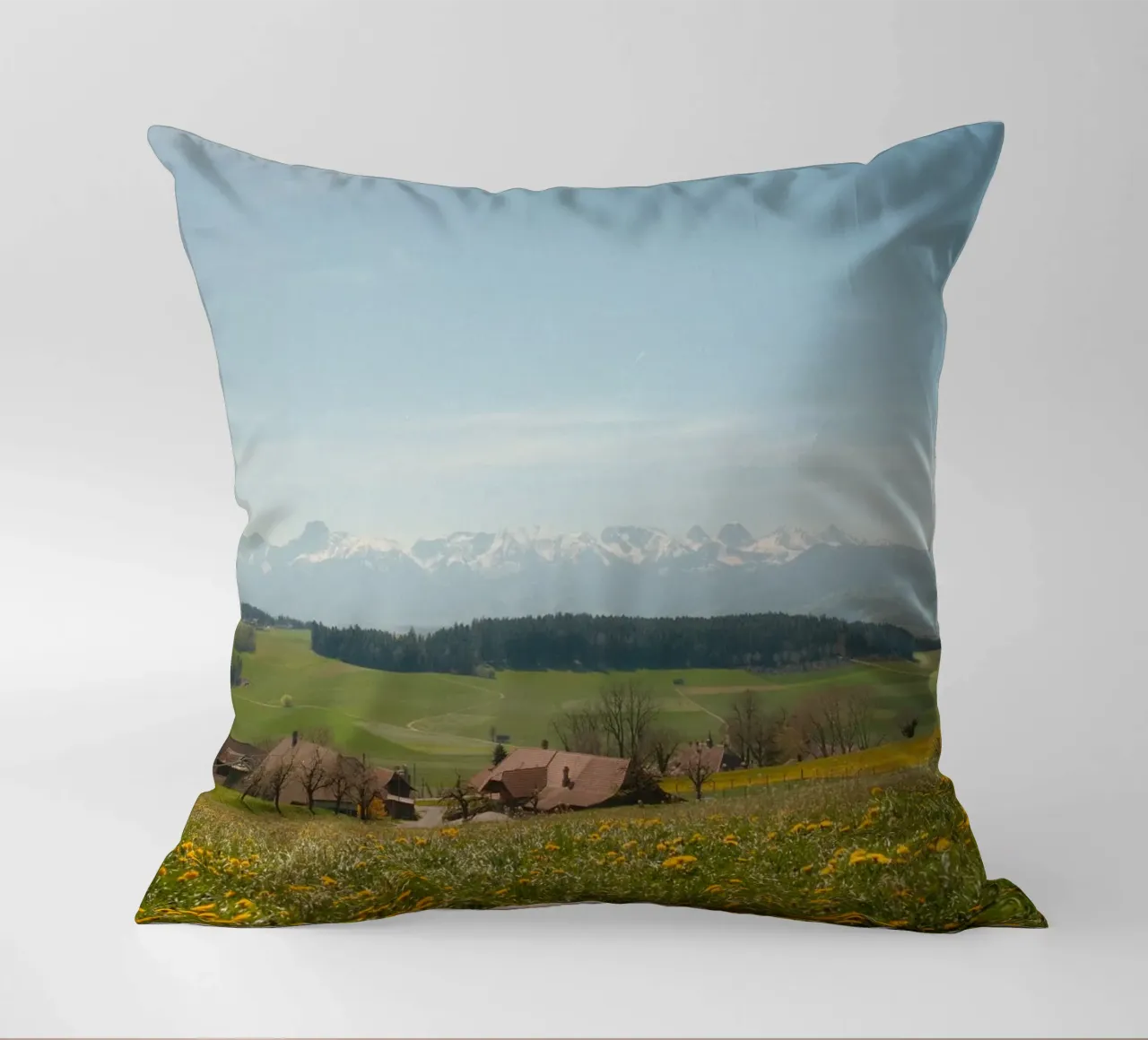 Spring Blossoms and Alpine Dreams cuscino da FujiSwiss