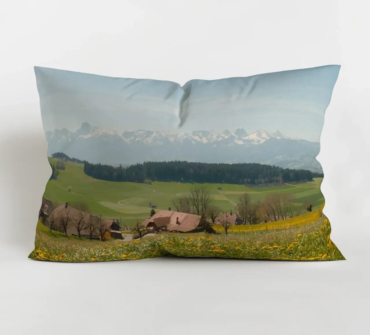 Spring Blossoms and Alpine Dreams cuscino da FujiSwiss