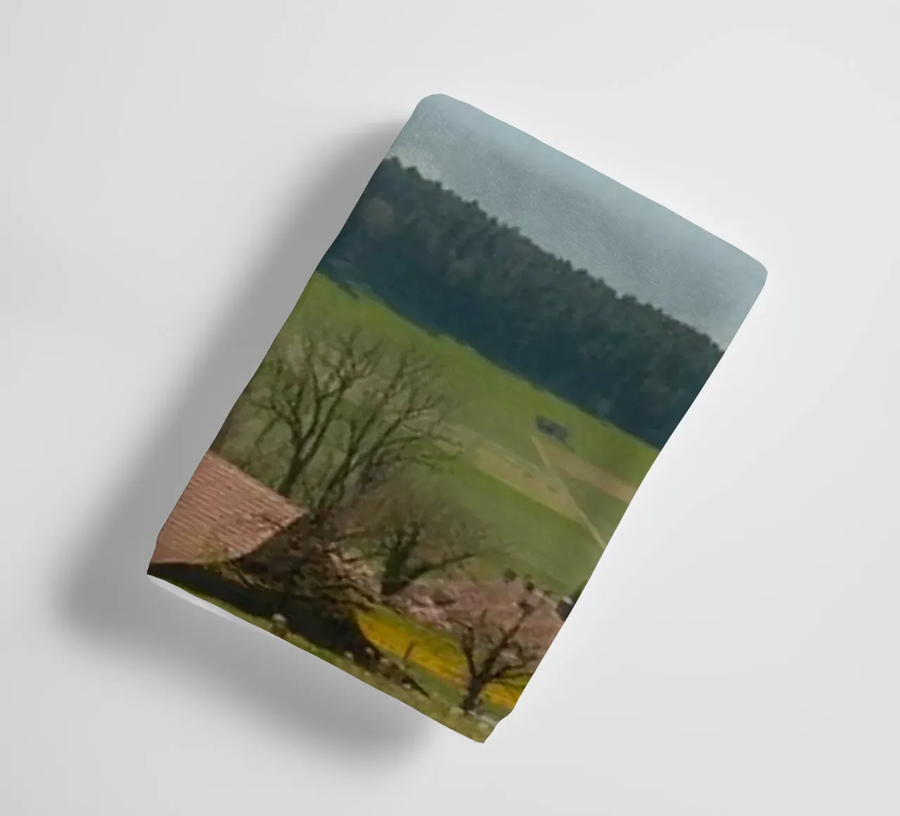 Spring Blossoms and Alpine Dreams asciugamano da bagno da FujiSwiss