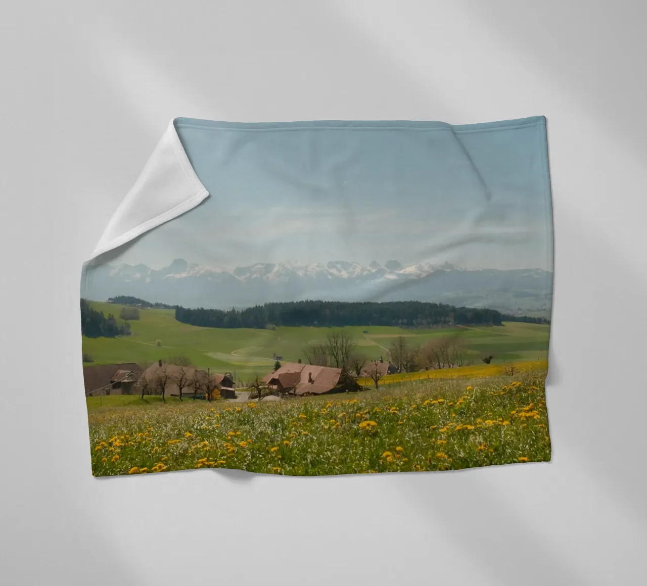 Spring Blossoms and Alpine Dreams coperta in pile da FujiSwiss