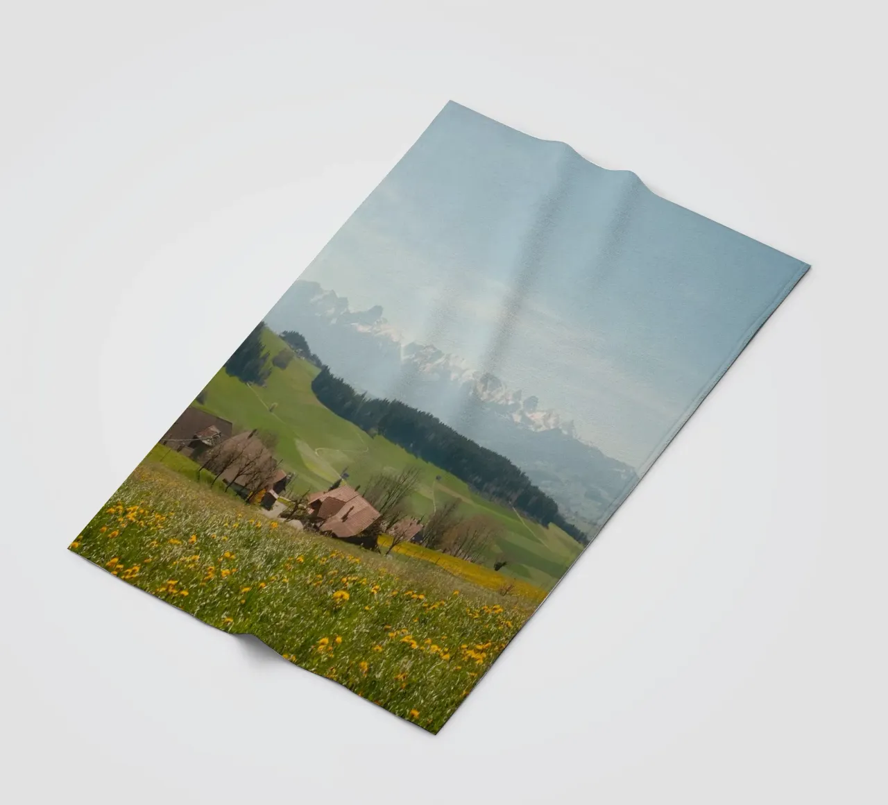Spring Blossoms and Alpine Dreams coperta in pile da FujiSwiss