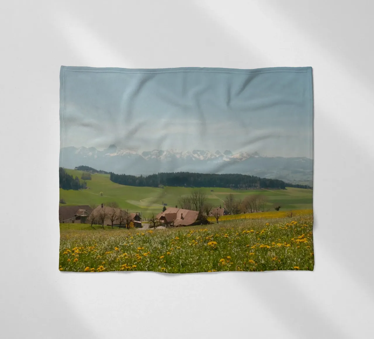 Spring Blossoms and Alpine Dreams coperta in pile da FujiSwiss
