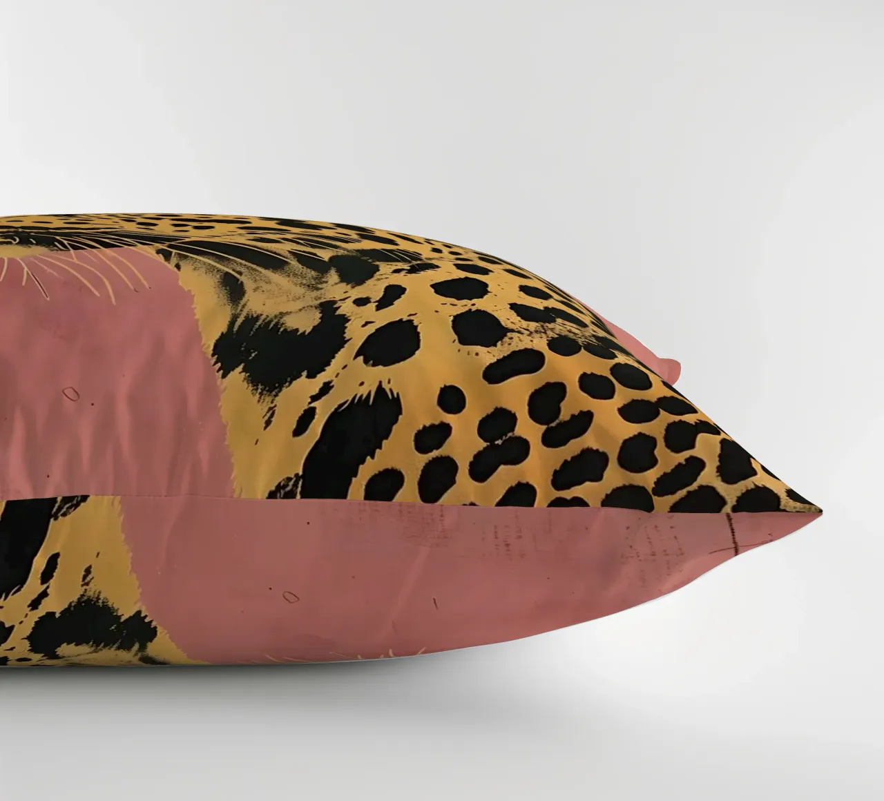 The Leopard in Pink cuscino da Gypsy Galleria
