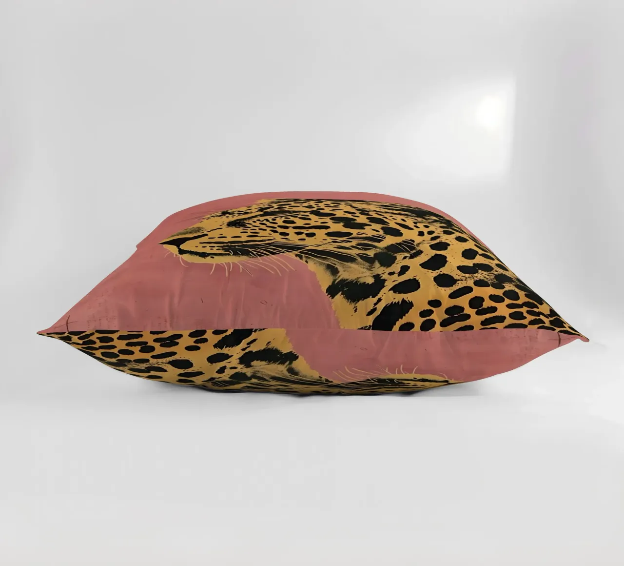 The Leopard in Pink cuscino da Gypsy Galleria