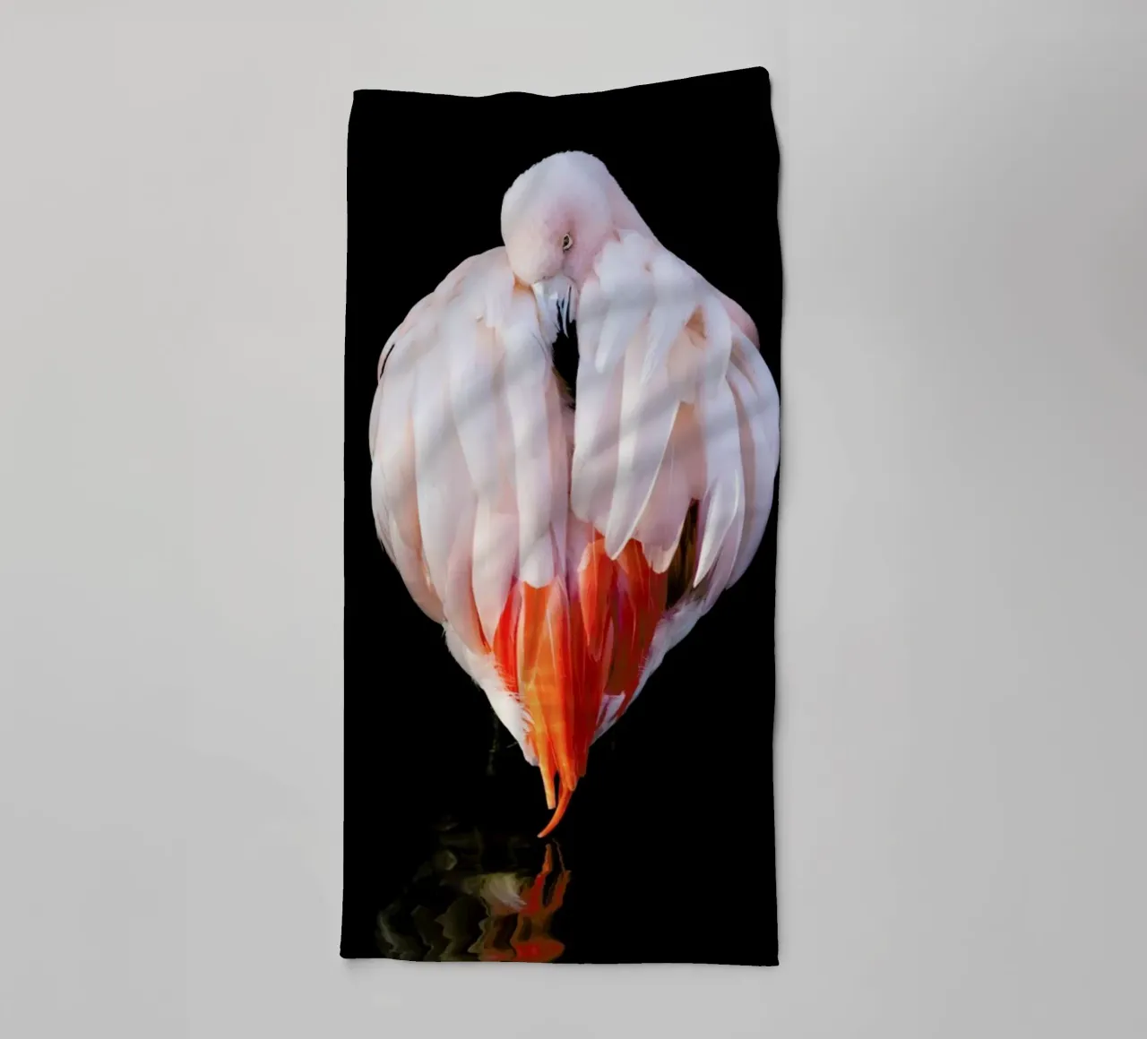 Flamingo in Reflection asciugamano da bagno da Natural Kingdom