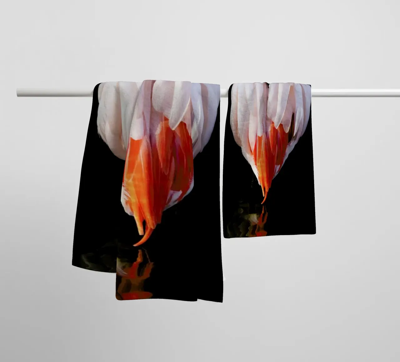 Flamingo in Reflection asciugamano da bagno da Natural Kingdom