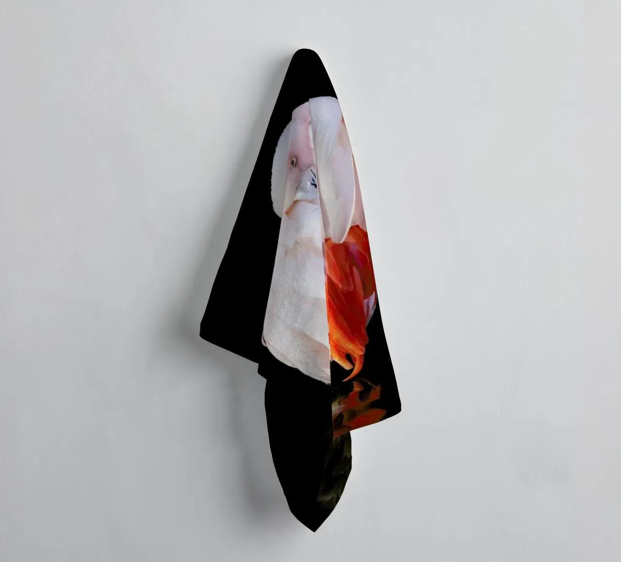 Flamingo in Reflection asciugamano da bagno da Natural Kingdom