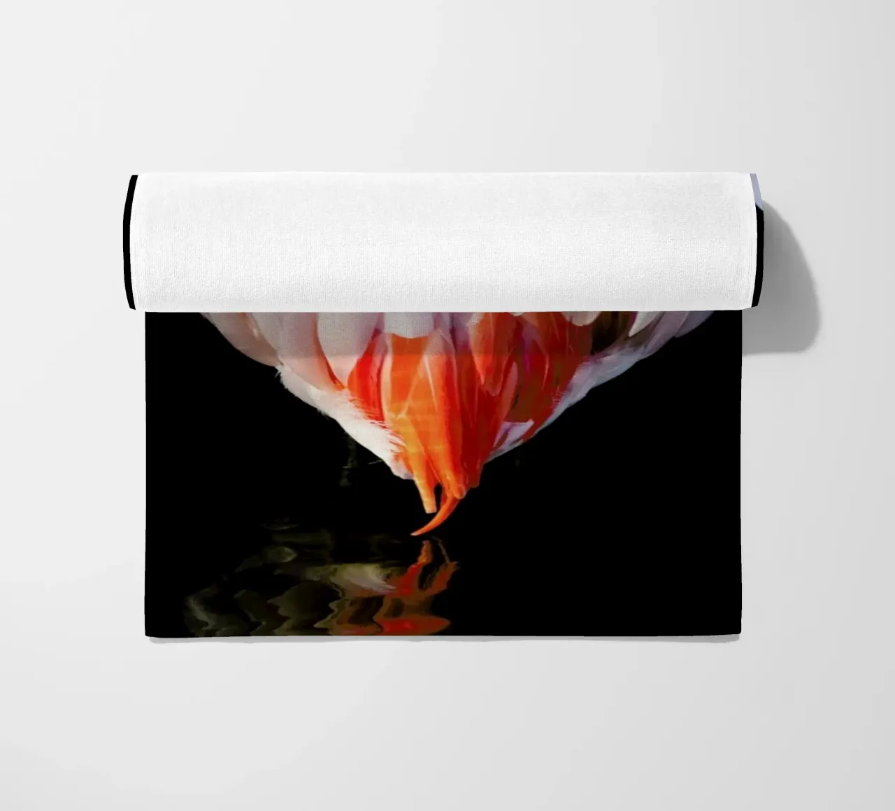 Flamingo in Reflection telo mare da Natural Kingdom