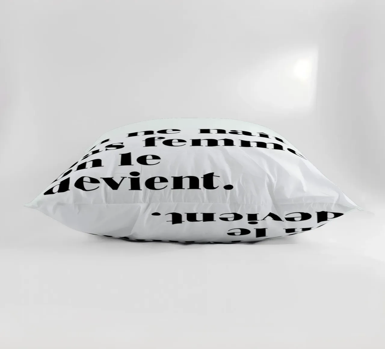 On ne naît pas femme : on le devient cuscino da typed