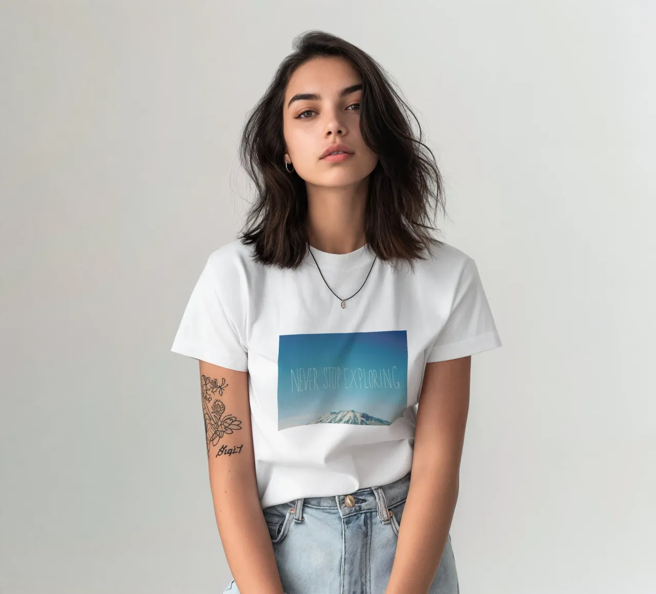 Never Stop Exploring t-shirt da Leah Flores