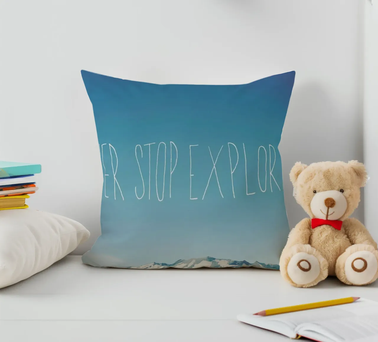 Never Stop Exploring cuscino da Leah Flores