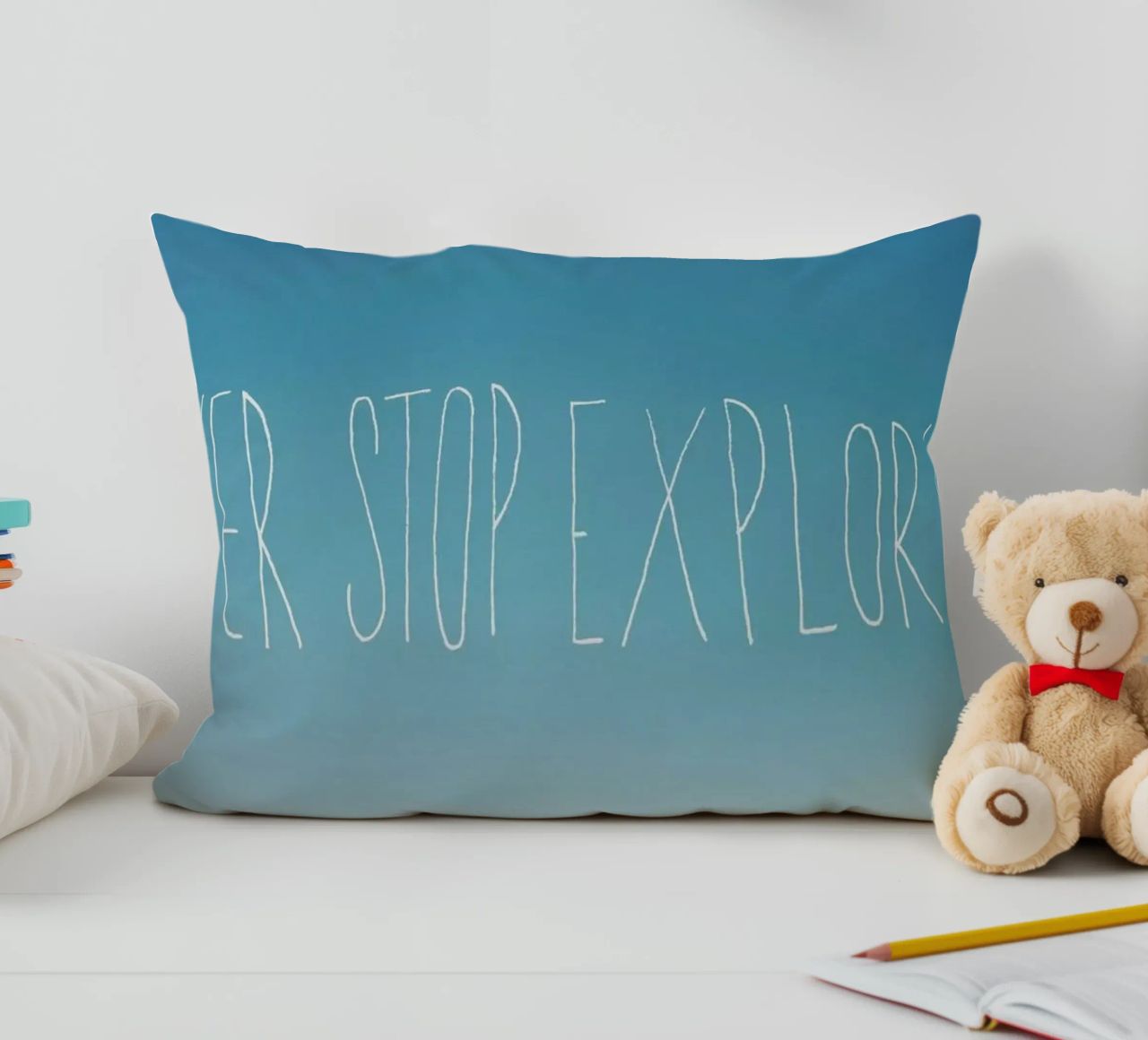 Never Stop Exploring cuscino da Leah Flores
