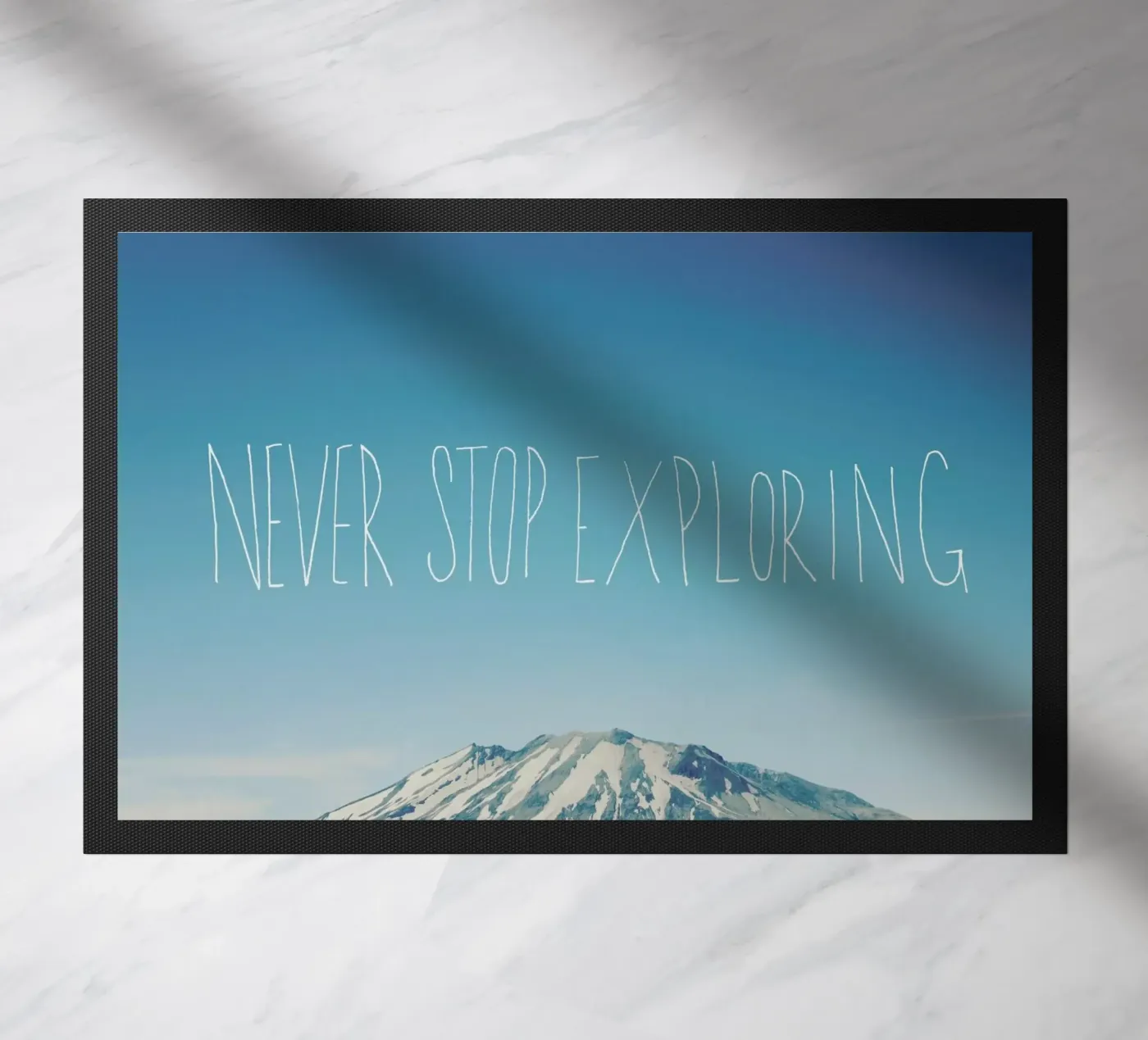 Never Stop Exploring deurmat van Leah Flores