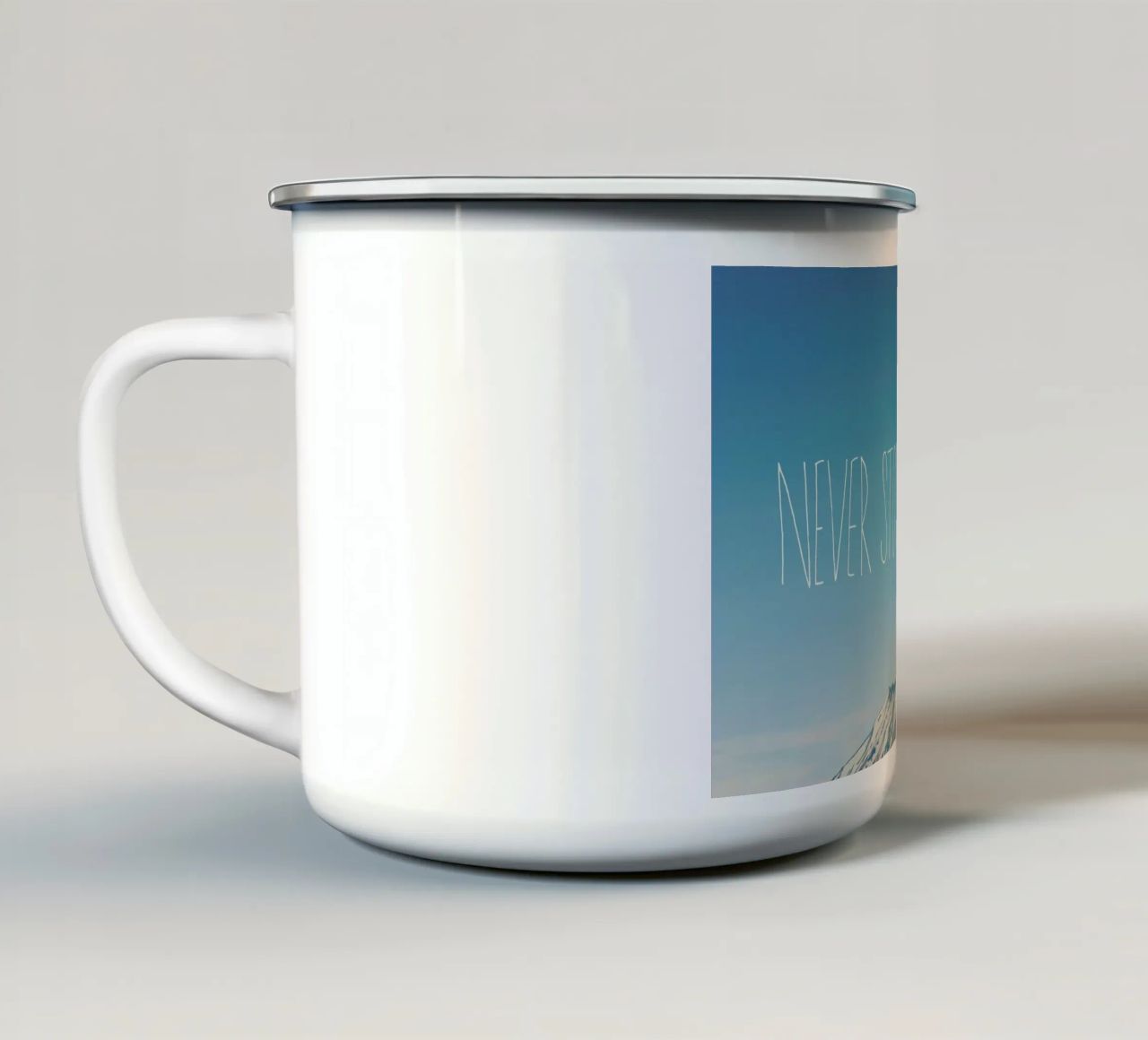 Never Stop Exploring tazza in smalto da Leah Flores