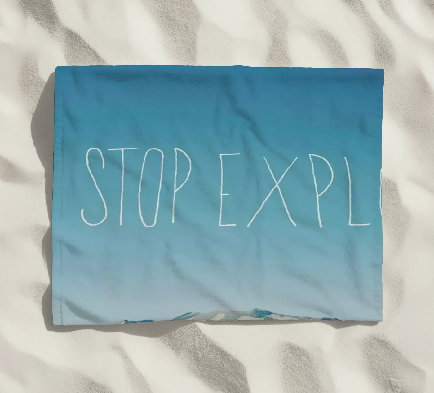 Never Stop Exploring strandhanddoek van Leah Flores