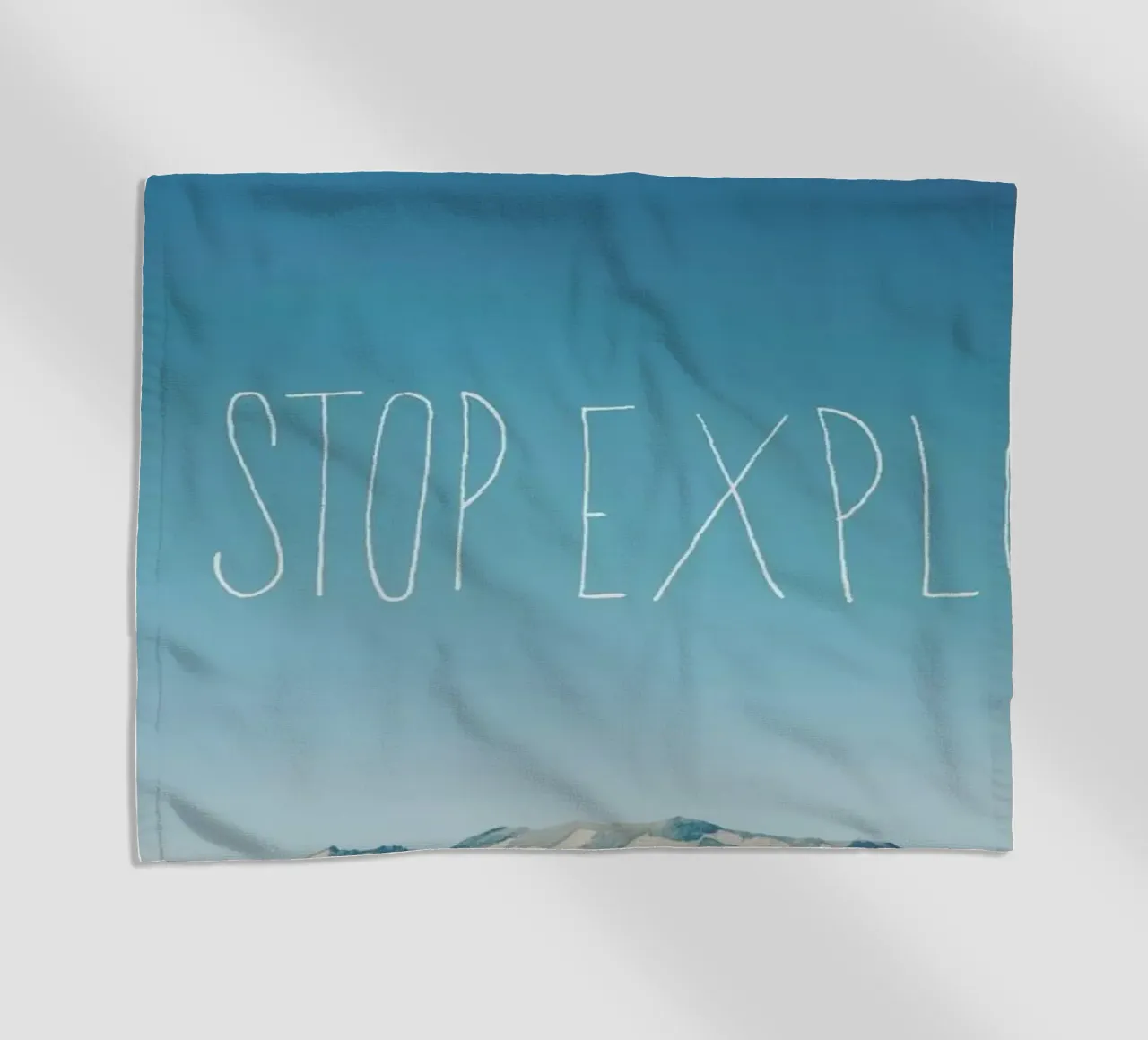 Never Stop Exploring Strandtuch von Leah Flores