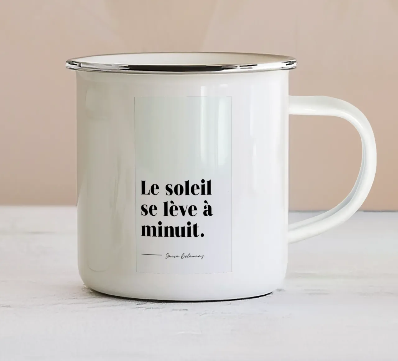 Le soleil se lève à minuit tazza in smalto da typed