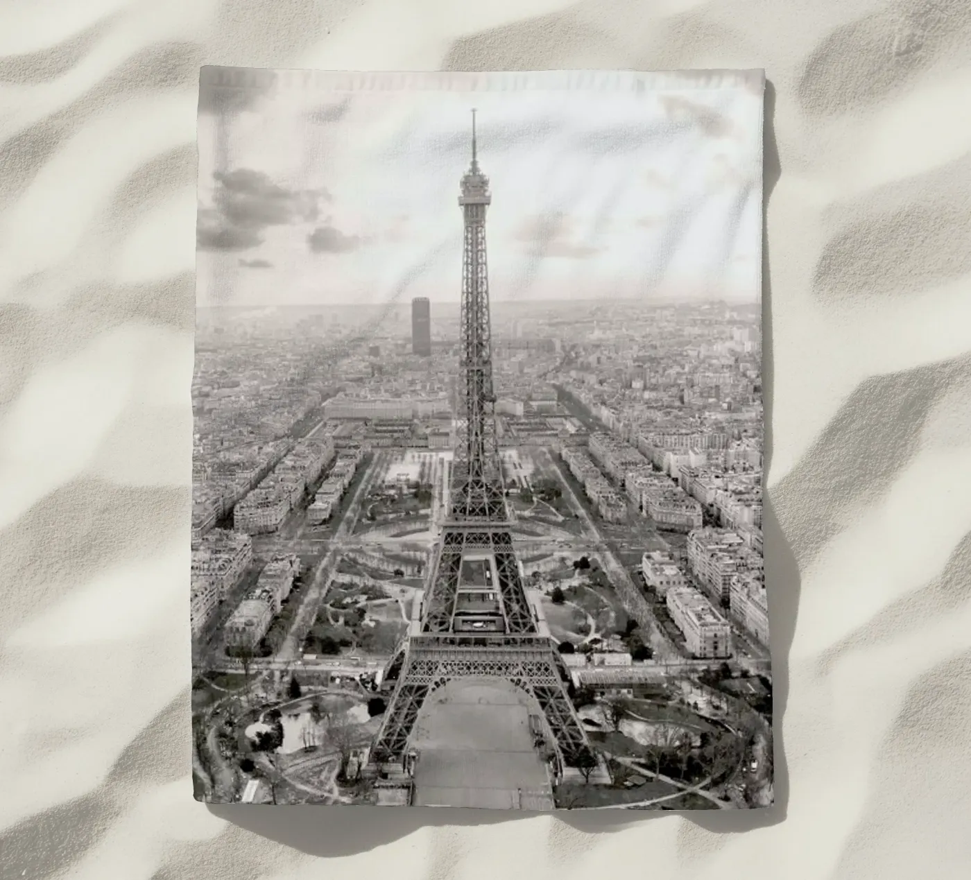 Tour Eiffel telo mare da METROPOLIS