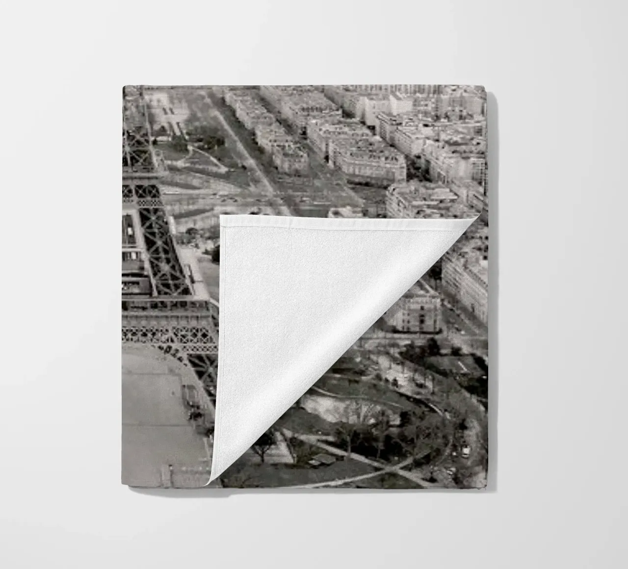 Tour Eiffel telo mare da METROPOLIS