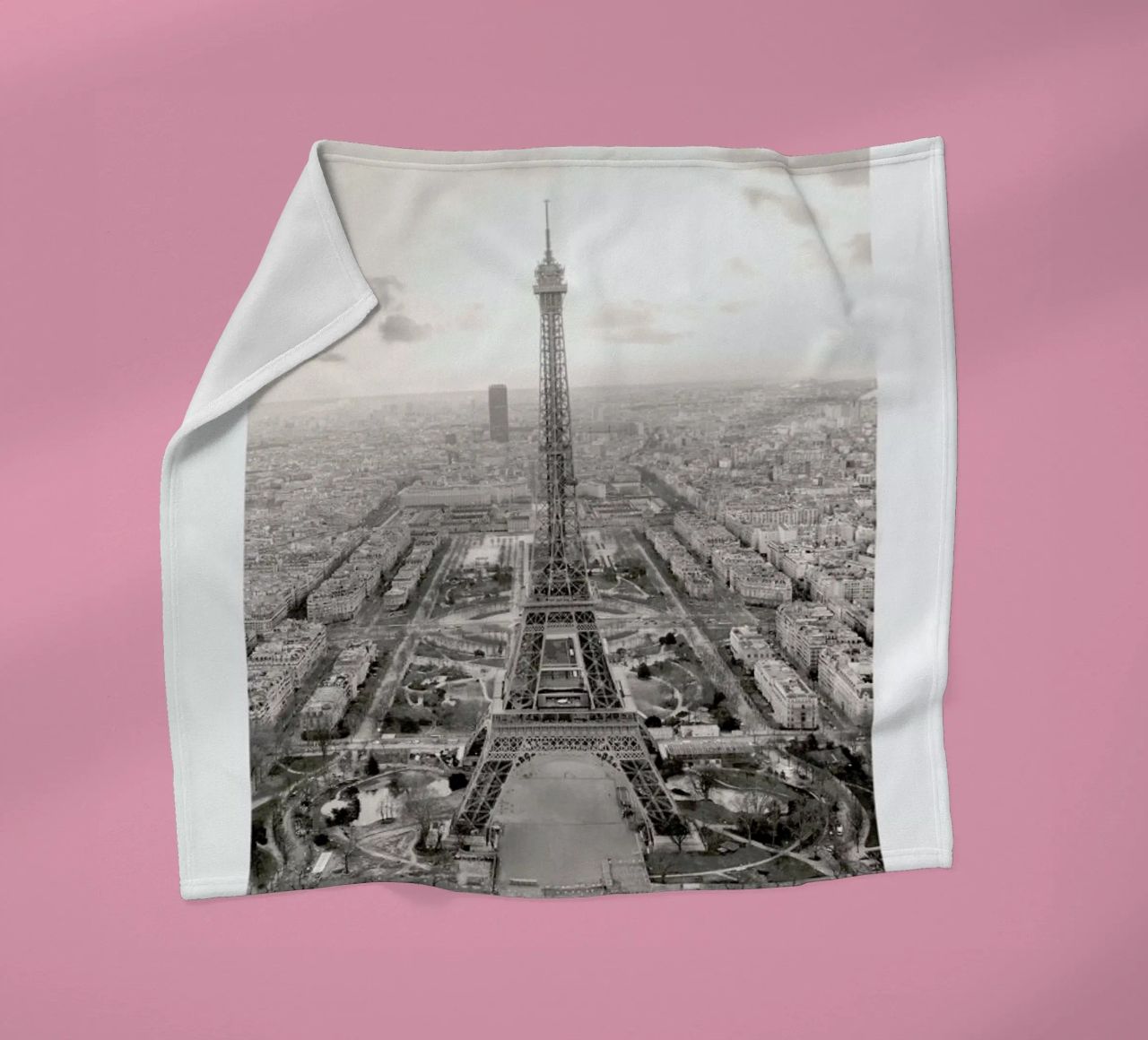 Tour Eiffel coperta in pile da METROPOLIS