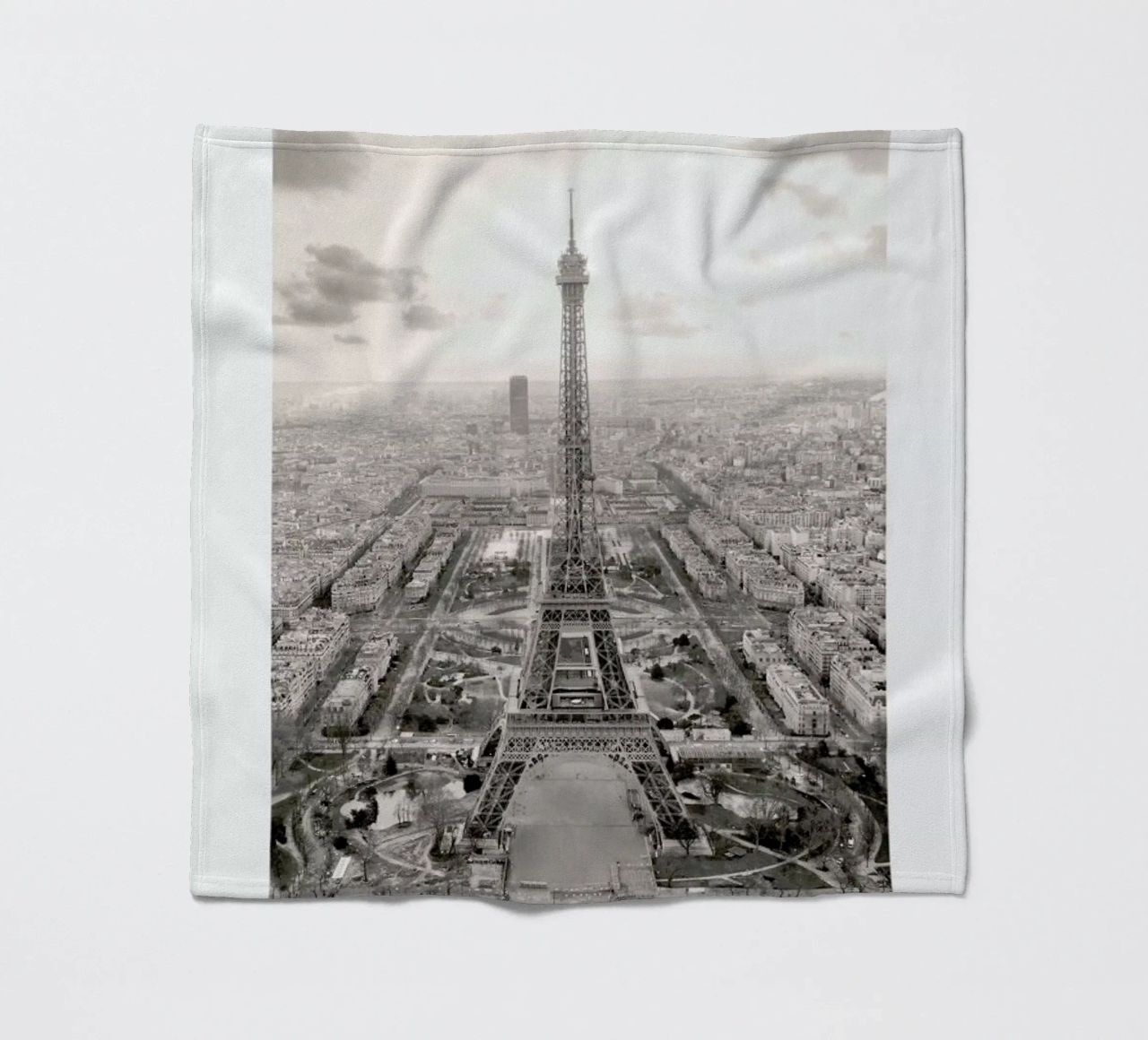 Tour Eiffel coperta in pile da METROPOLIS
