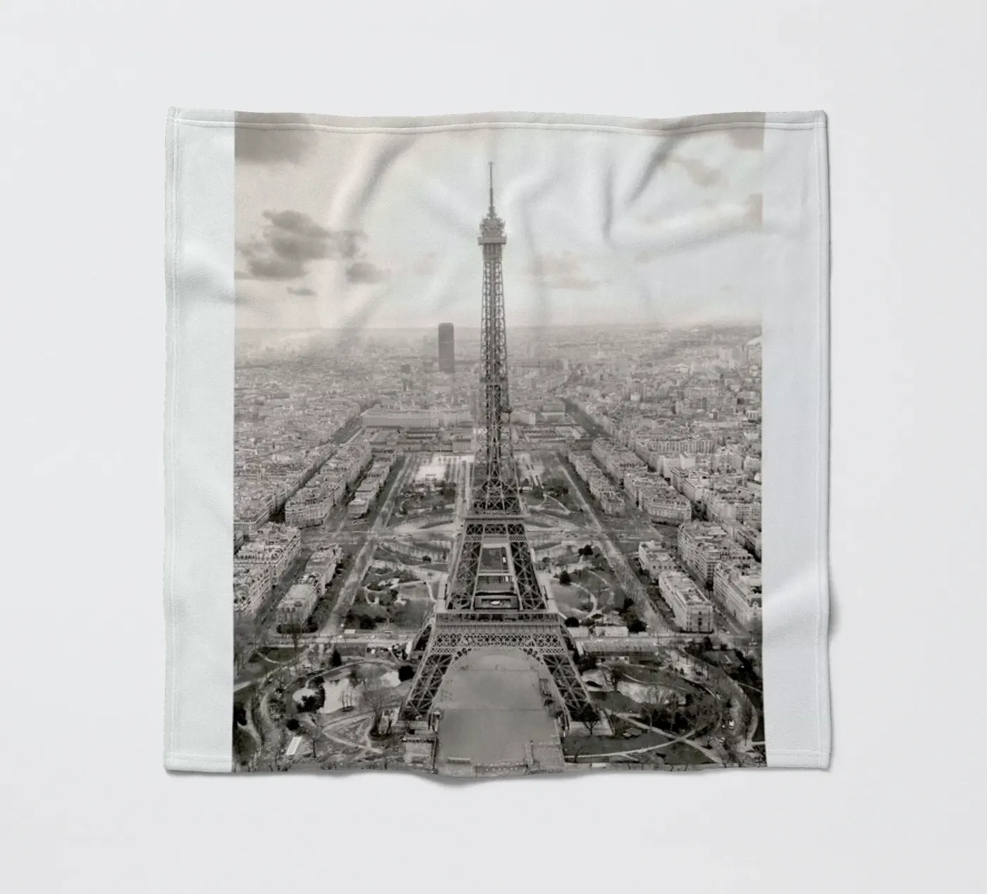 Tour Eiffel coperta in pile da METROPOLIS