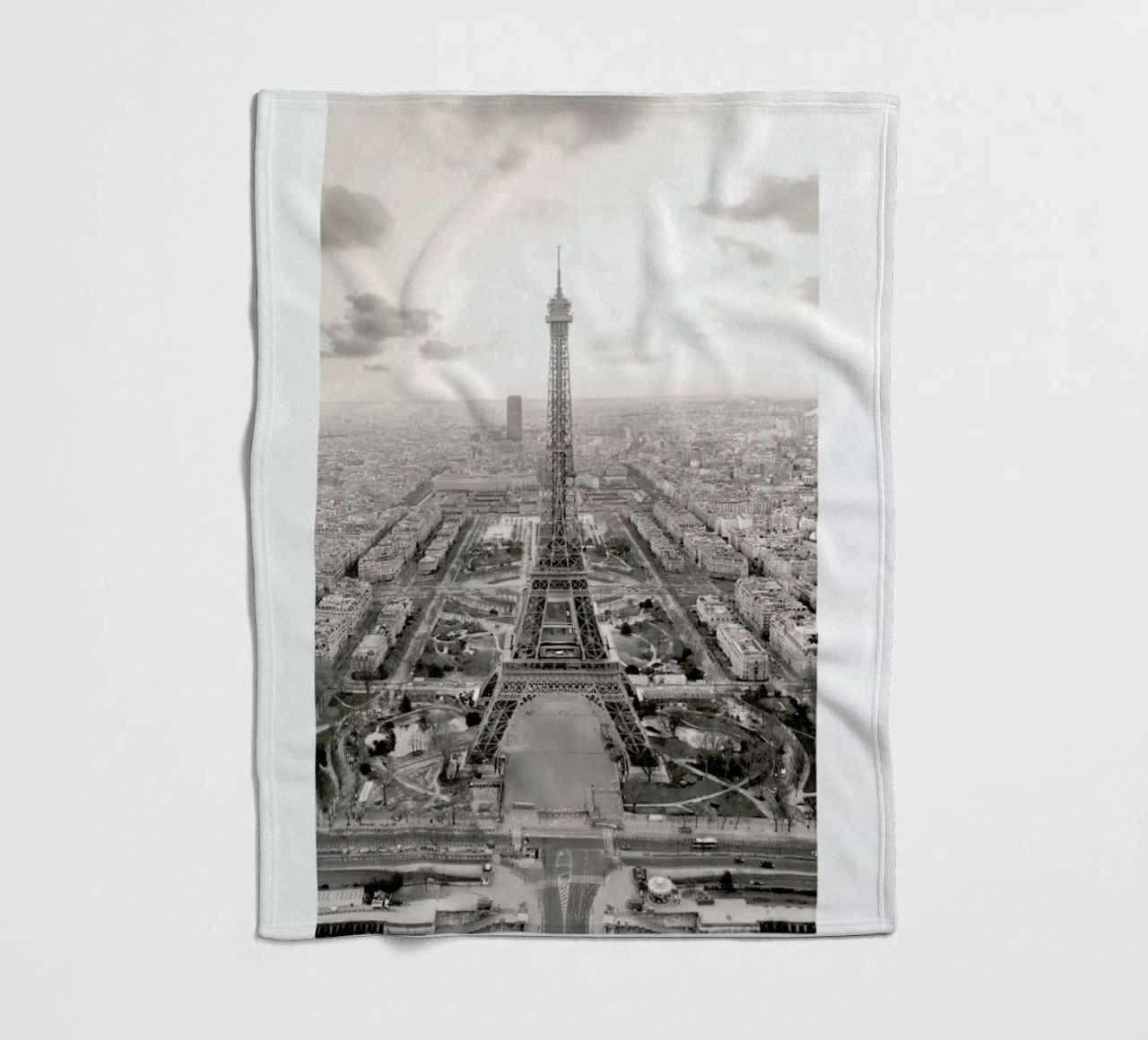 Tour Eiffel coperta in pile da METROPOLIS