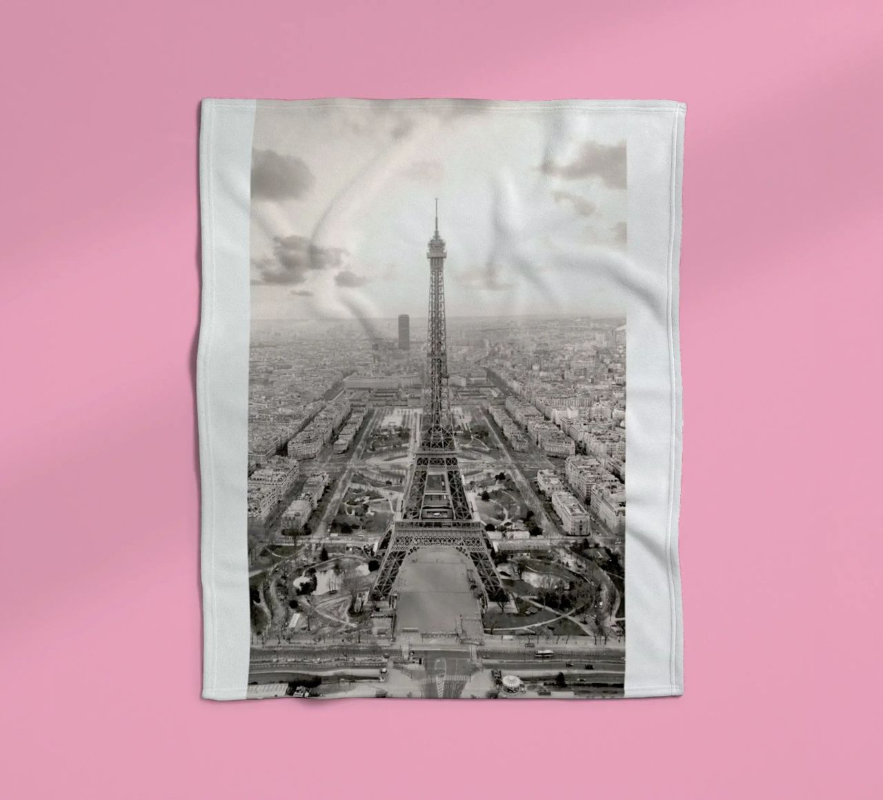 Tour Eiffel coperta in pile da METROPOLIS