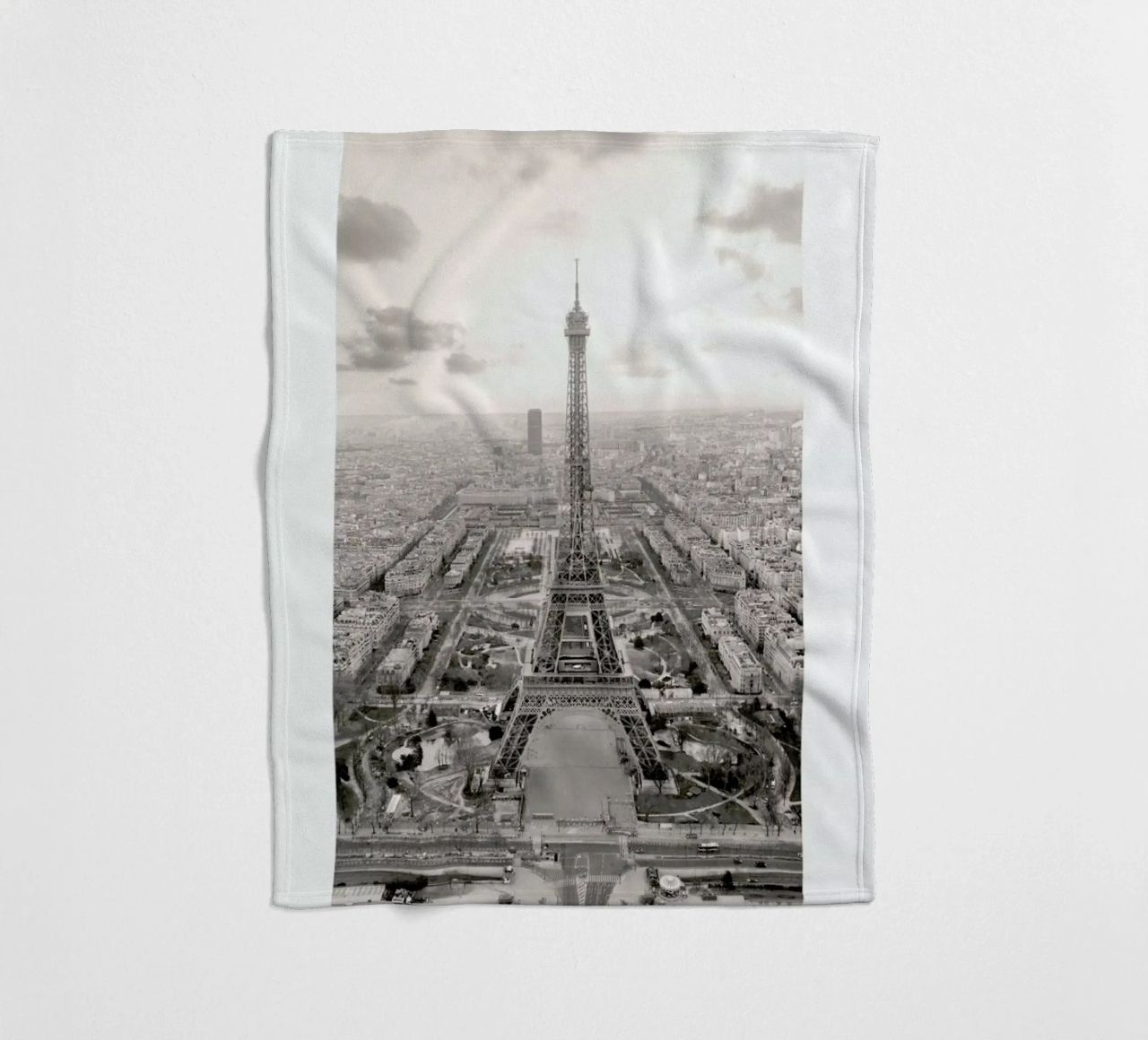 Tour Eiffel coperta in pile da METROPOLIS