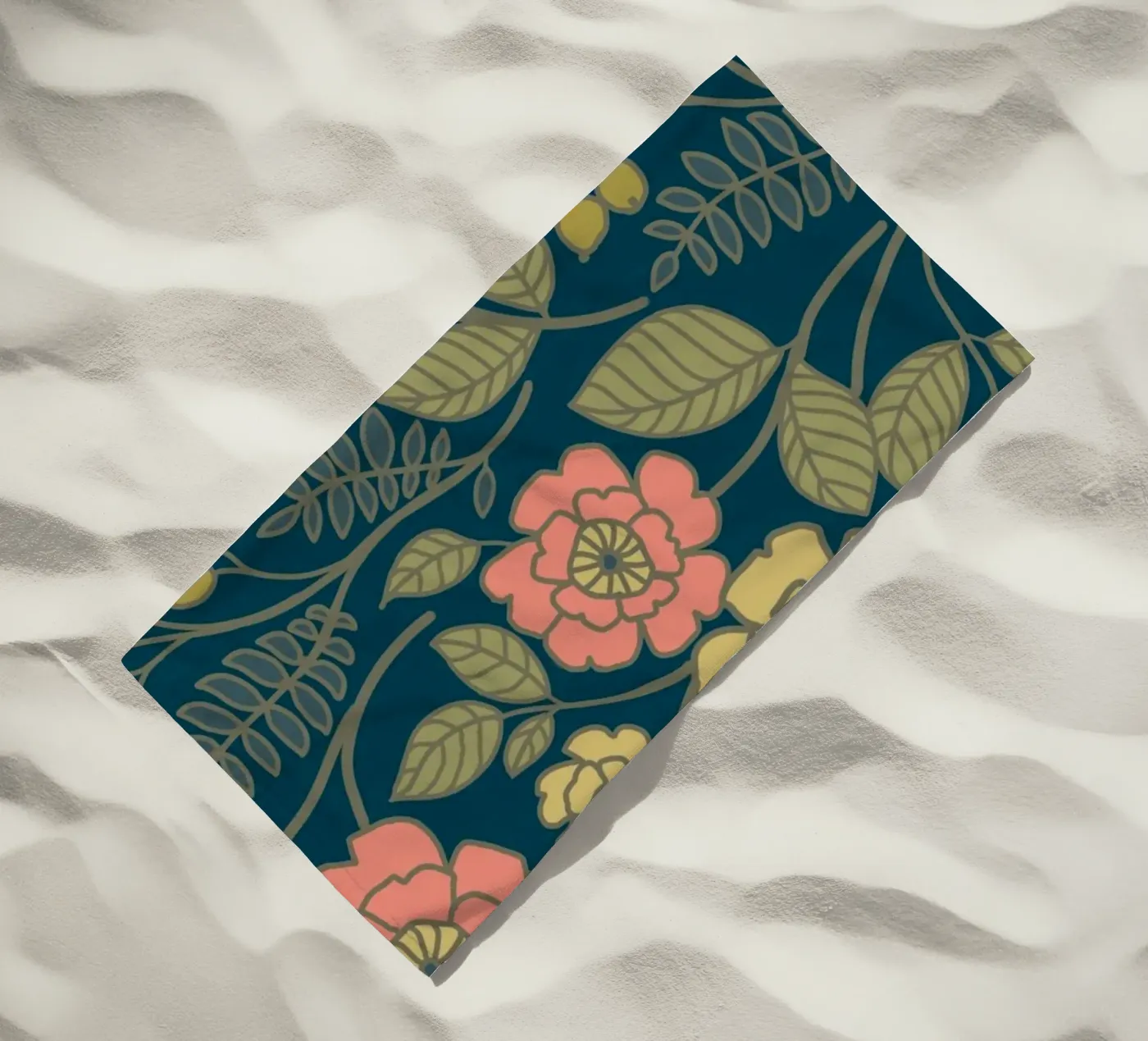 Whimsical floral pattern telo mare da AnnelyBlooms