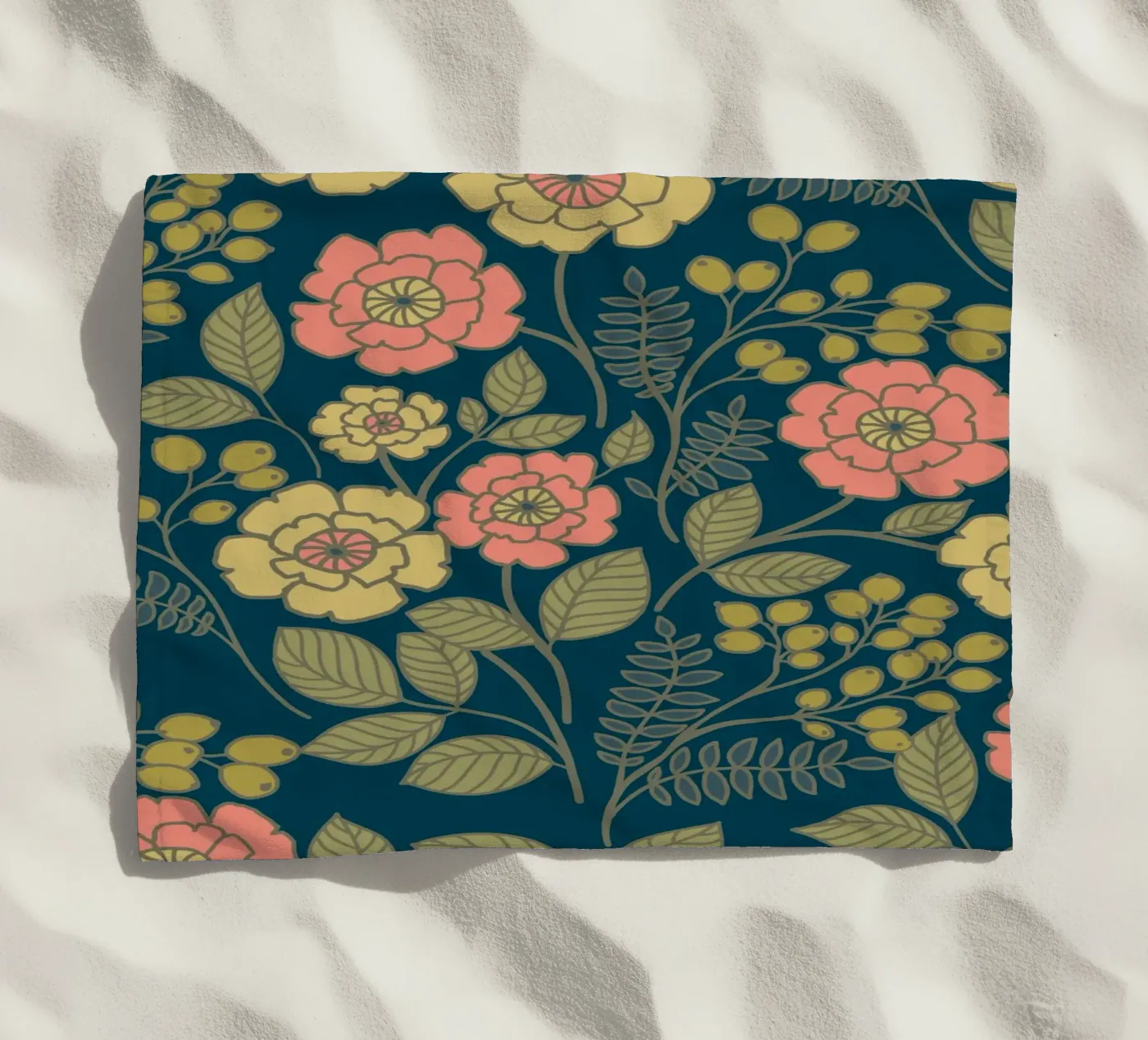 Whimsical floral pattern telo mare da AnnelyBlooms