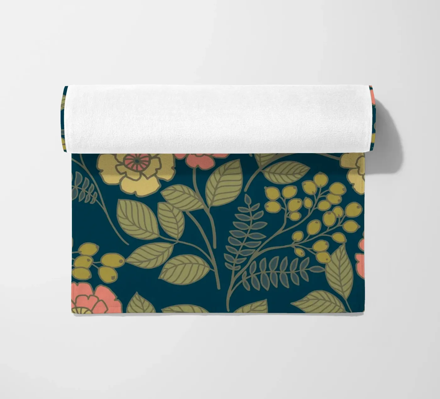 Whimsical floral pattern telo mare da AnnelyBlooms