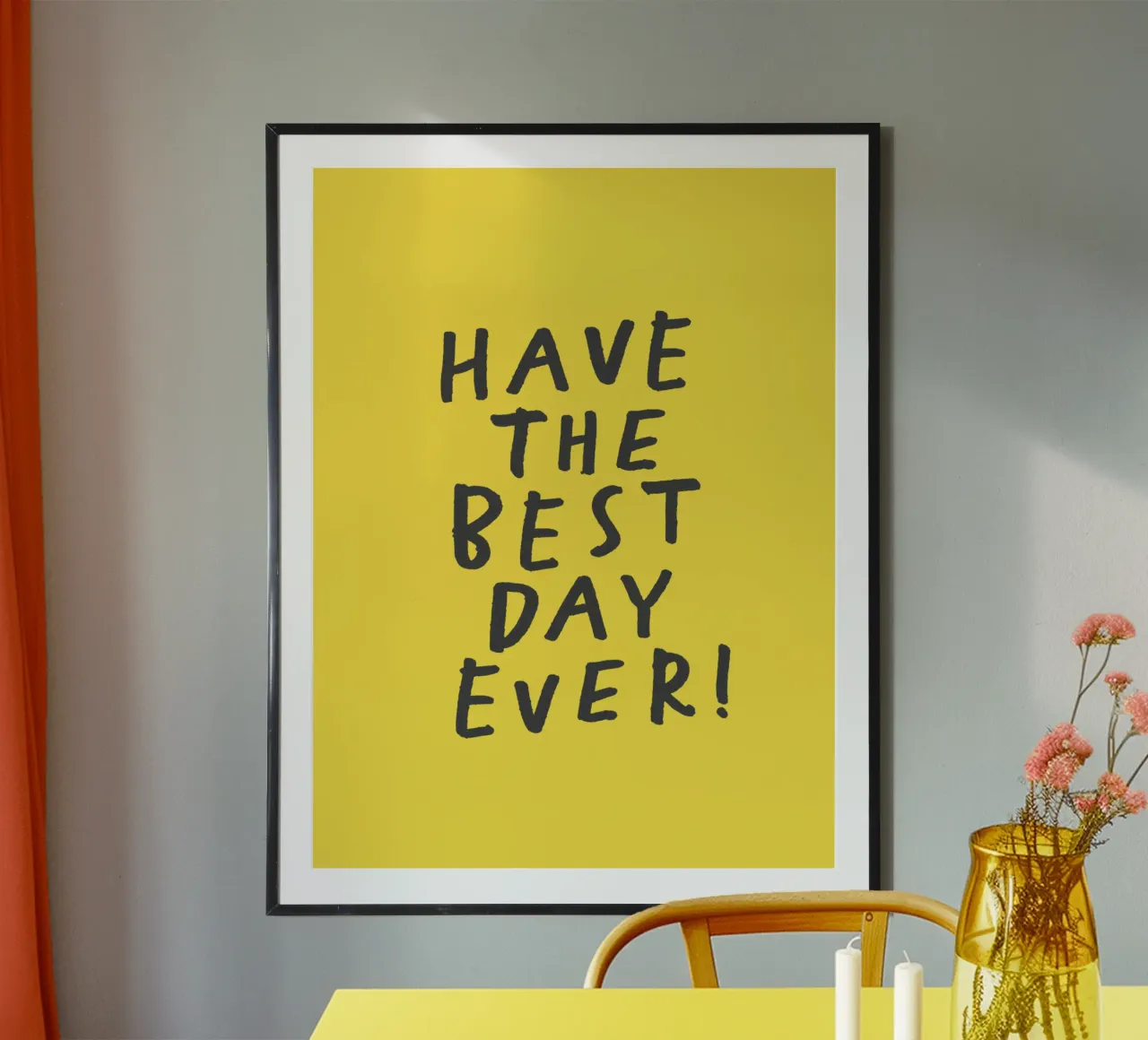 Imprimé typographique fantaisiste "Have the Best Day Ever" en jaune poster avec cadre en bois de THE MOTIVATED TYPE