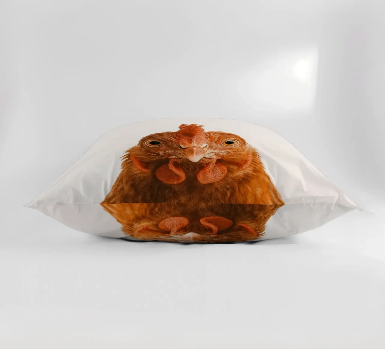 Studio Critter No. 12 - Cluck & Stare cuscino da KidzStudio