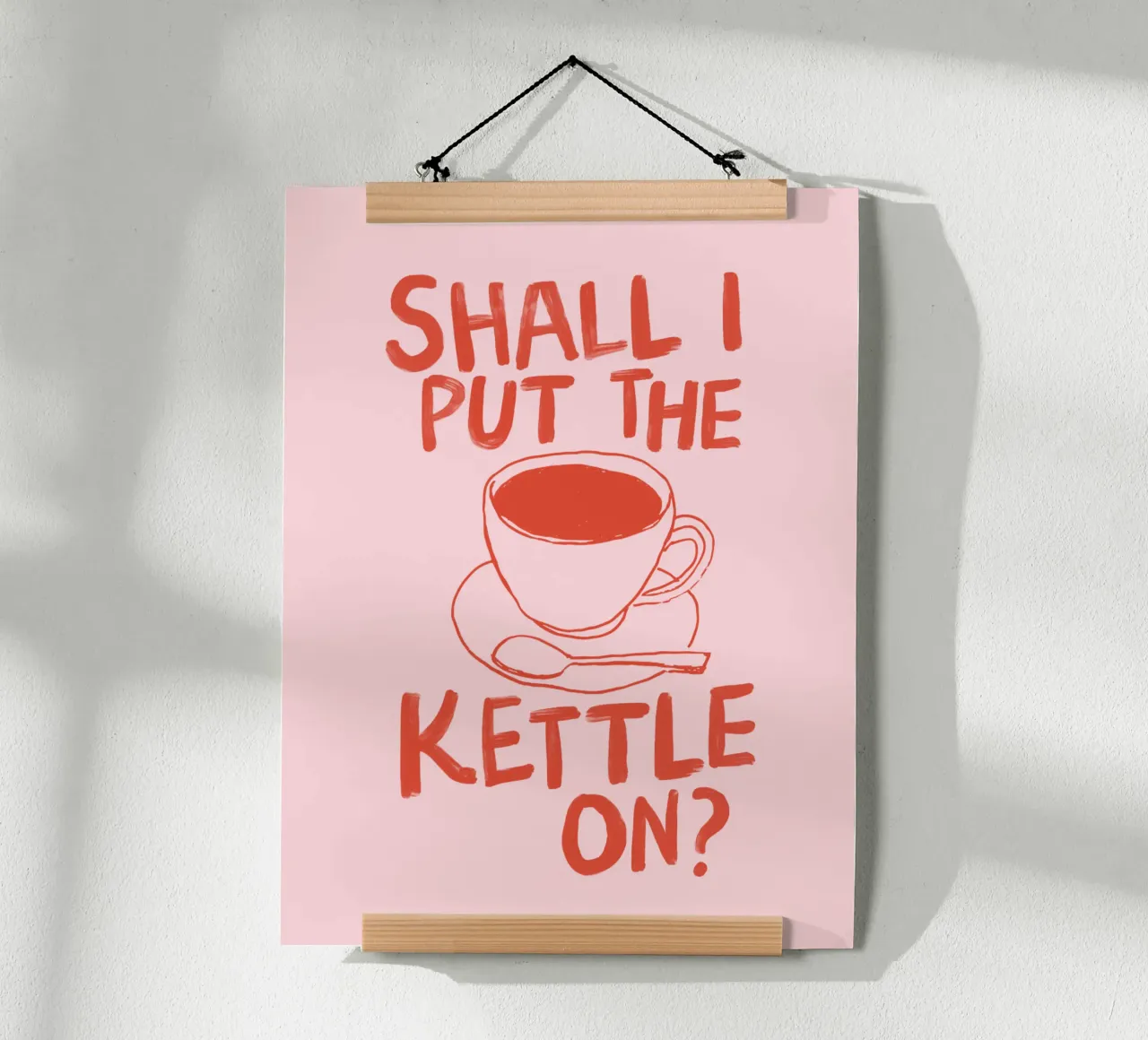 Stampa tipografica della cucina Shall I Put the Kettle On poster con telaio in legno da THE MOTIVATED TYPE