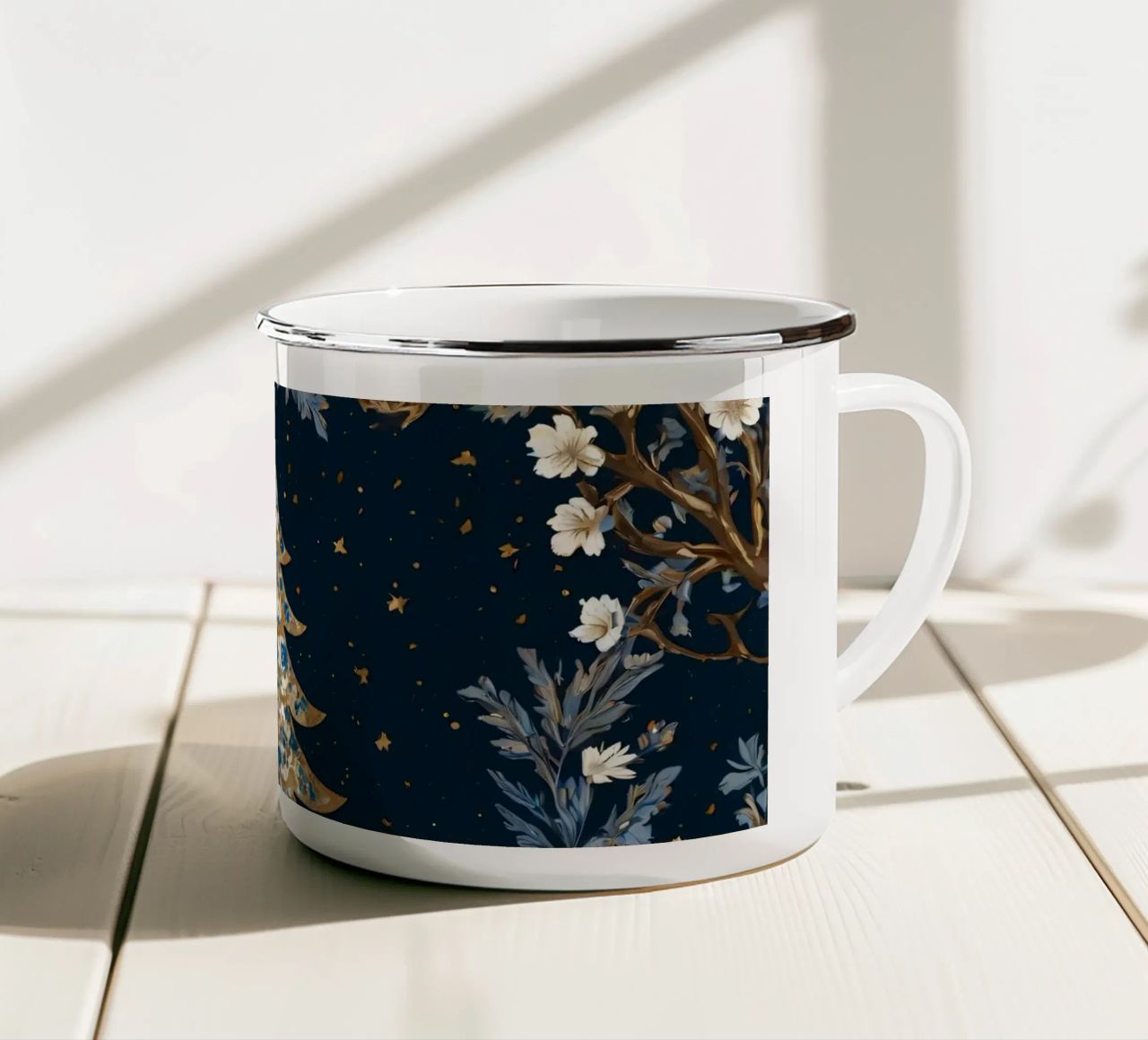 Elegante albero di Natale circondato da elementi floreali tazza in smalto da DesignDoodle