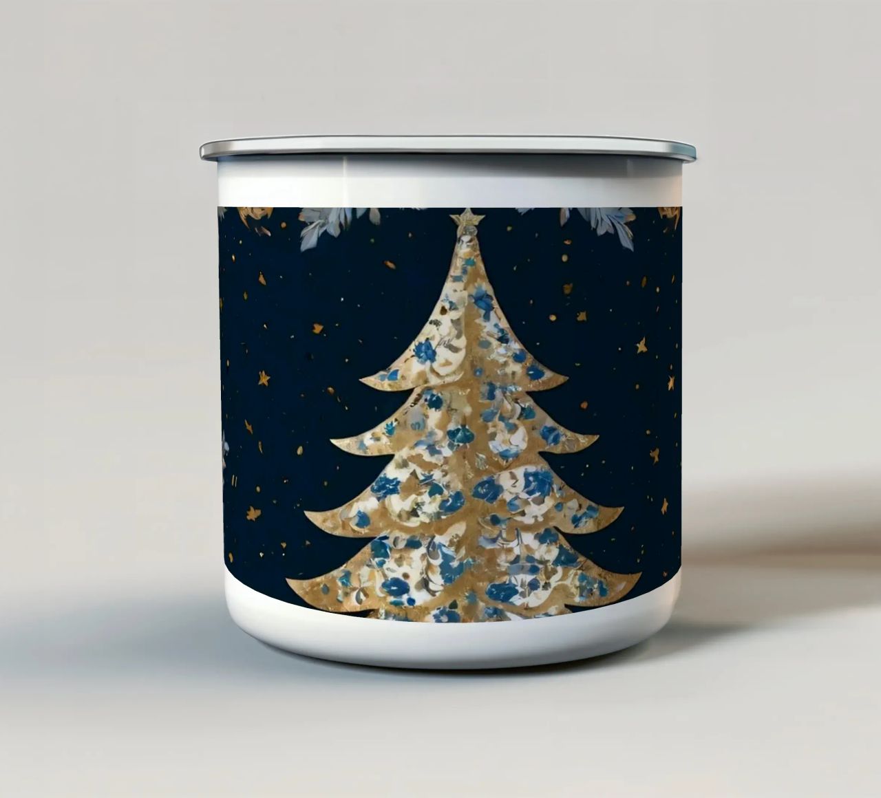 Elegante albero di Natale circondato da elementi floreali tazza in smalto da DesignDoodle