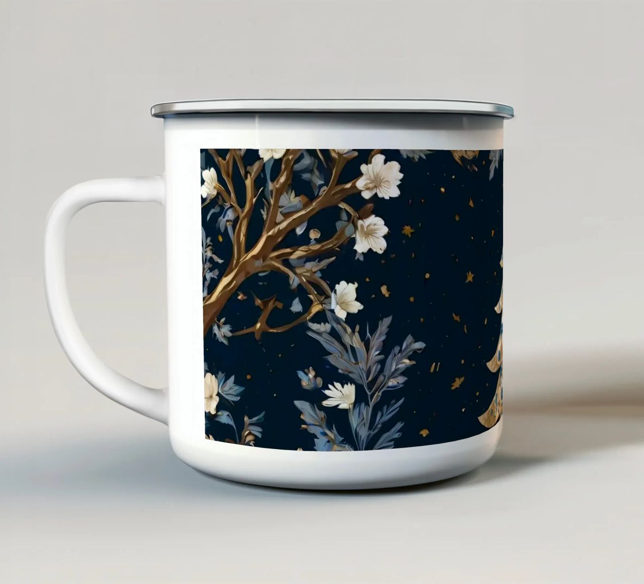 Elegante albero di Natale circondato da elementi floreali tazza in smalto da DesignDoodle