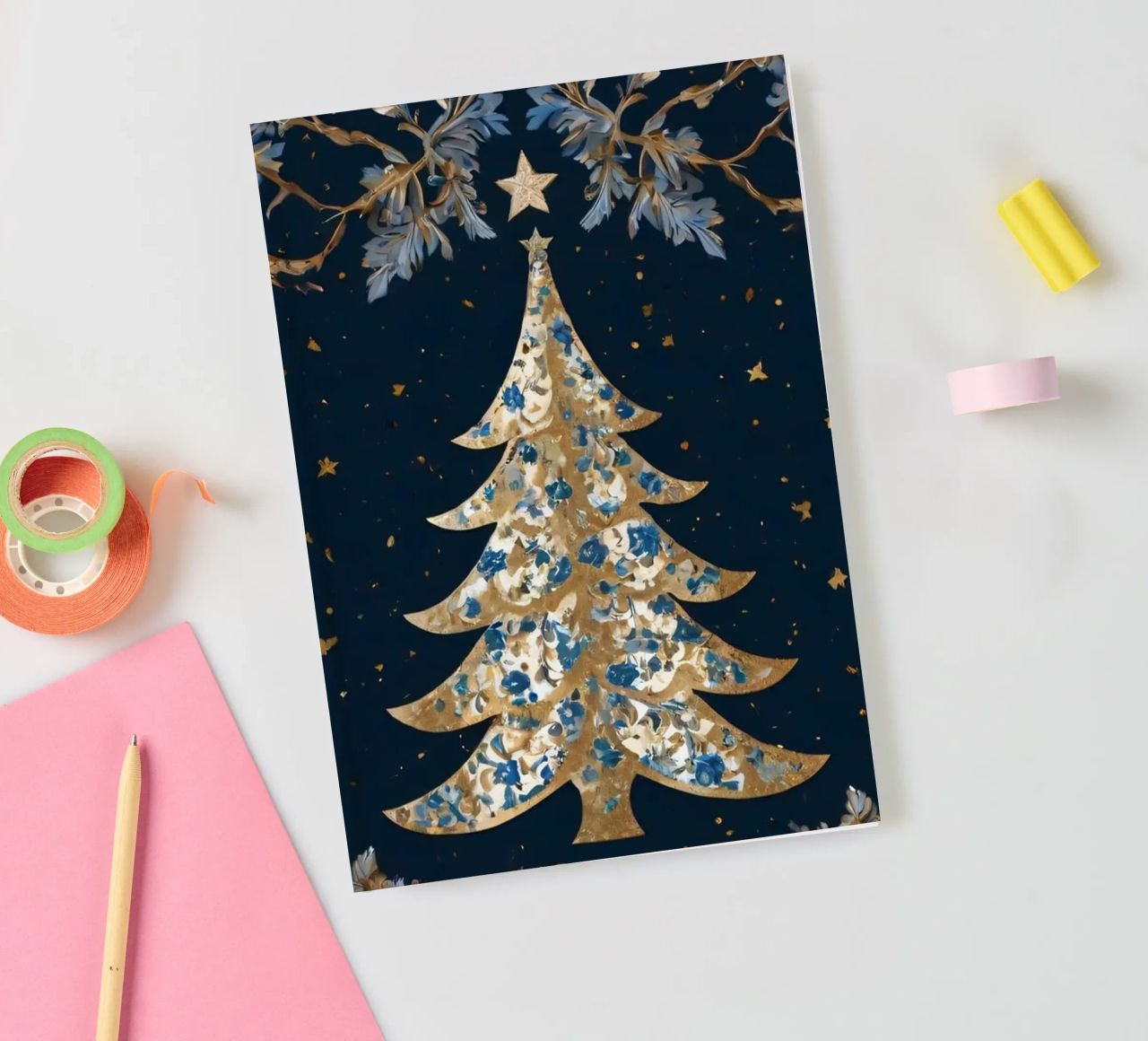 Élégant sapin de Noël entouré d'éléments floraux carnet de notes de DesignDoodle