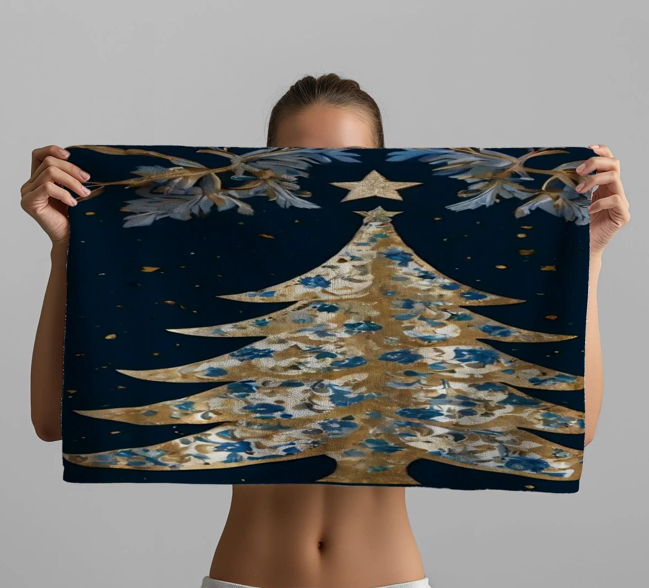 Élégant sapin de Noël entouré d'éléments floraux serviette de bain de DesignDoodle