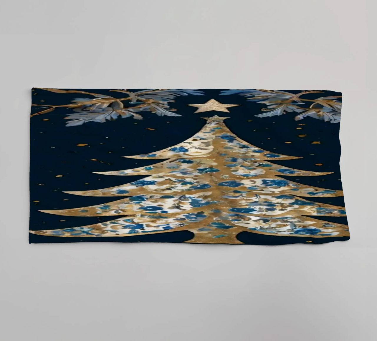 Élégant sapin de Noël entouré d'éléments floraux serviette de bain de DesignDoodle