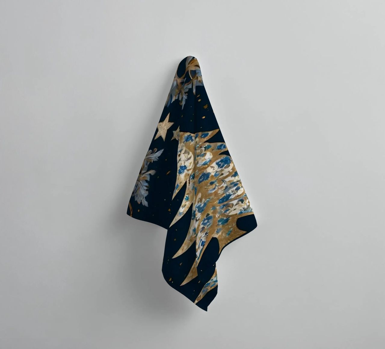 Élégant sapin de Noël entouré d'éléments floraux serviette de bain de DesignDoodle