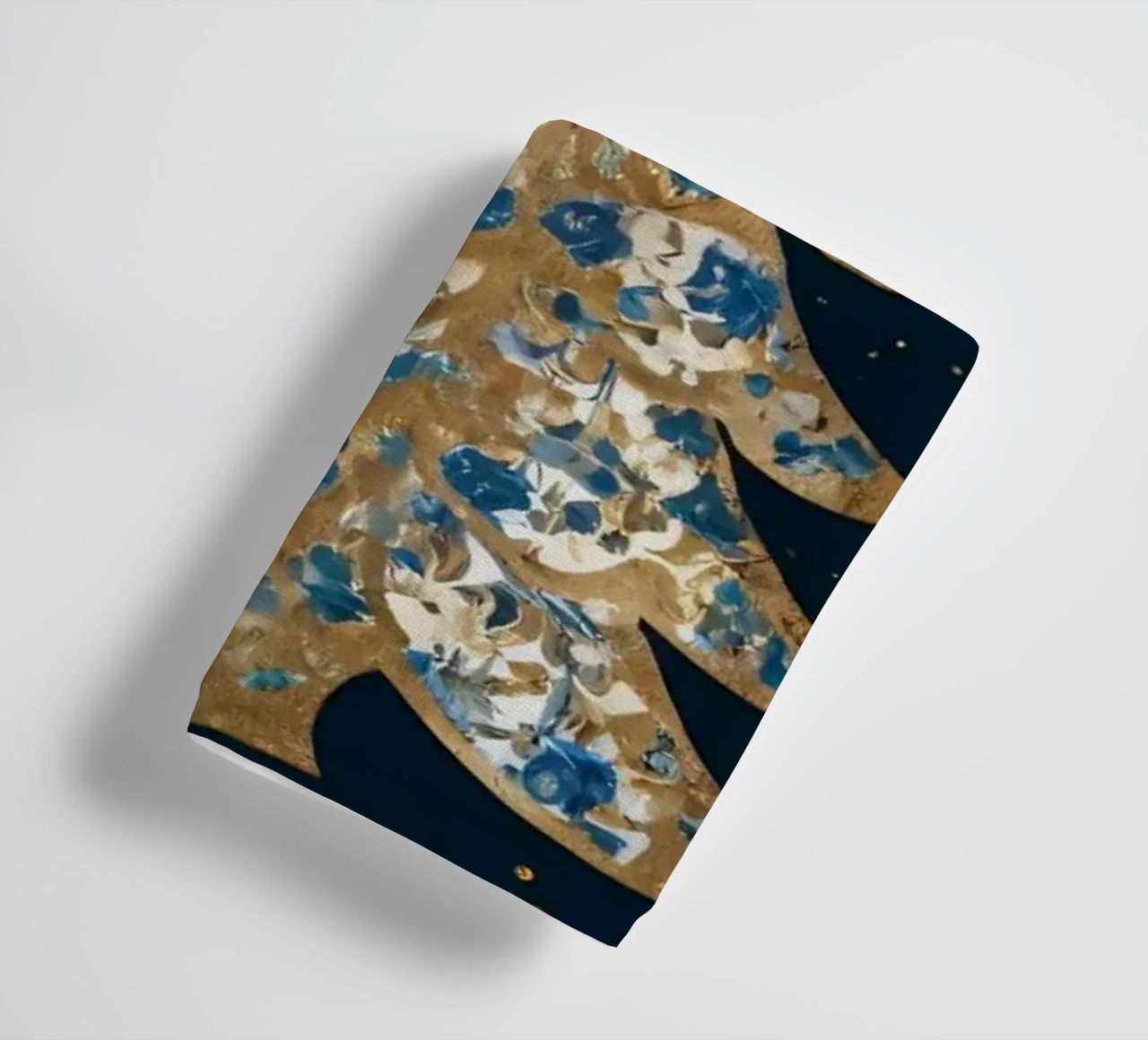 Élégant sapin de Noël entouré d'éléments floraux serviette de bain de DesignDoodle