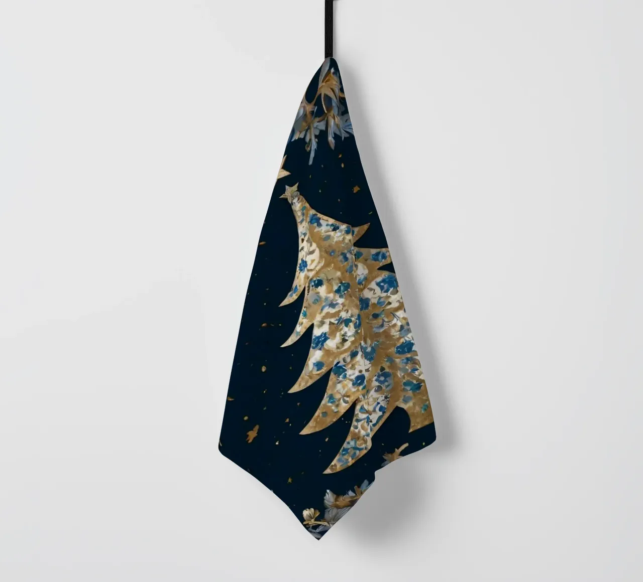 Élégant sapin de Noël entouré d'éléments floraux torchon de DesignDoodle